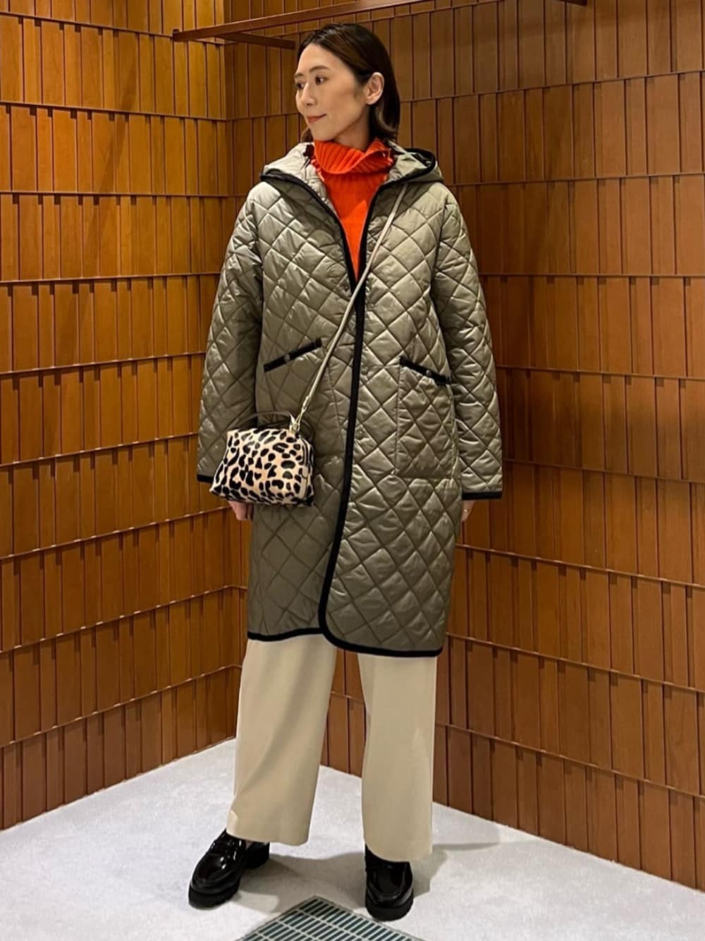 「TOMORROWLAND、トゥモローランド、LAVENHAM、MACPHEE、GIANNI　CHIARINI、G.H.BASS、別注、キルティングコート、オレンジ、タートルニット、ローファー、大人カジュアル」｜「G.H.BASSの【別注】G.H.BASS エナメルローファー（ローファー、ブラック系）」を使った、Takagi_TOMORROWLANDさん（レディース・167cm）の秋コーディネートの1枚目の写真