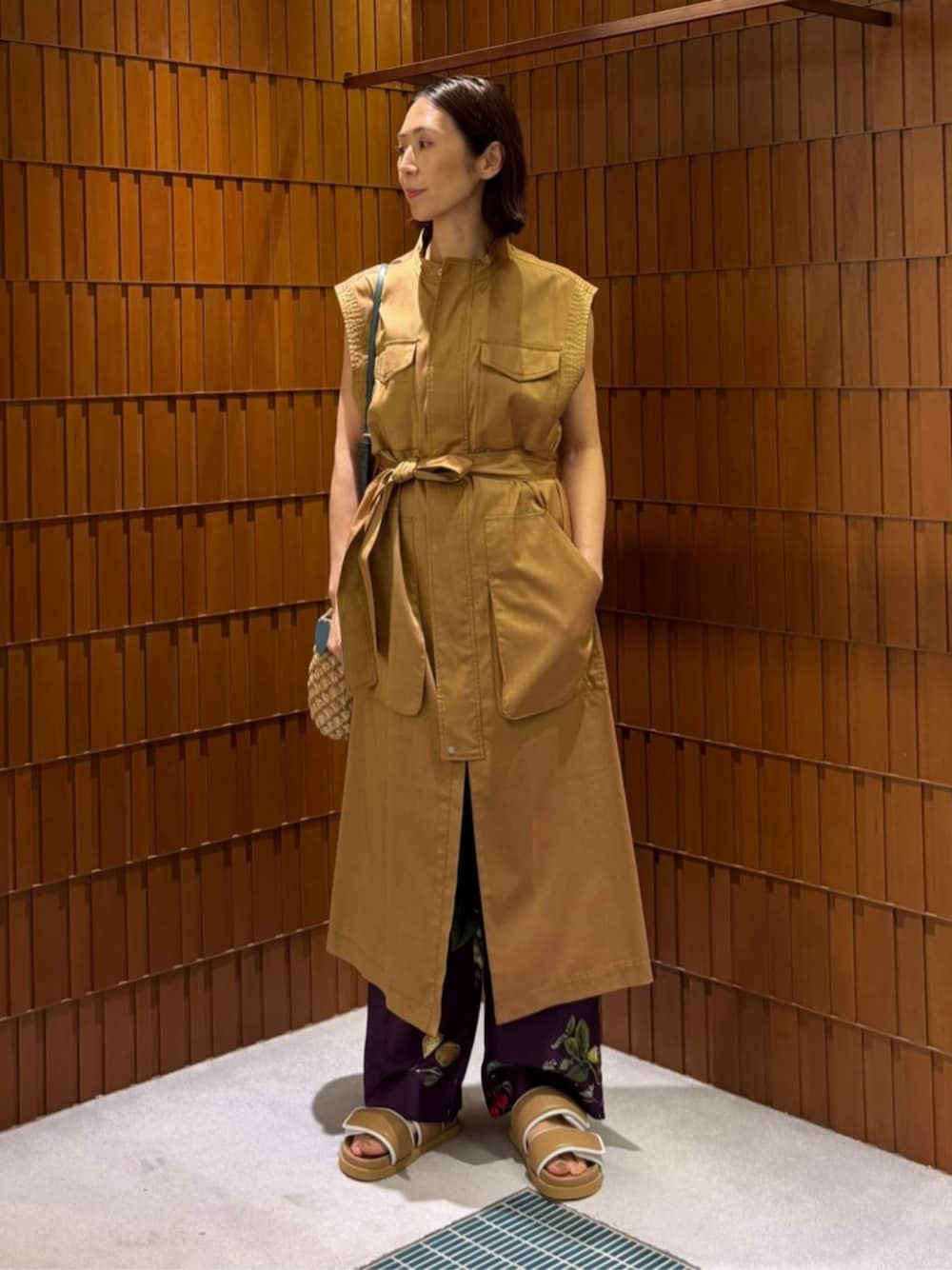 「TOMORROWLAND、TOMORROWLAND .B、トゥモローランド、caban、CABaN by Patricia Urquiola、Anya Hindmarch、ロングジレ、ボタニカル柄、パープル、かごバッグ、大人カジュアル」｜「TOMORROWLAND .BのTOMORROWLAND .B ウォッシャブルシルク ノースリーブプルオーバー（ニット/セーター、ブルー系）」を使った、Takagi_TOMORROWLANDさん（レディース・167cm）の春コーディネートの1枚目の写真