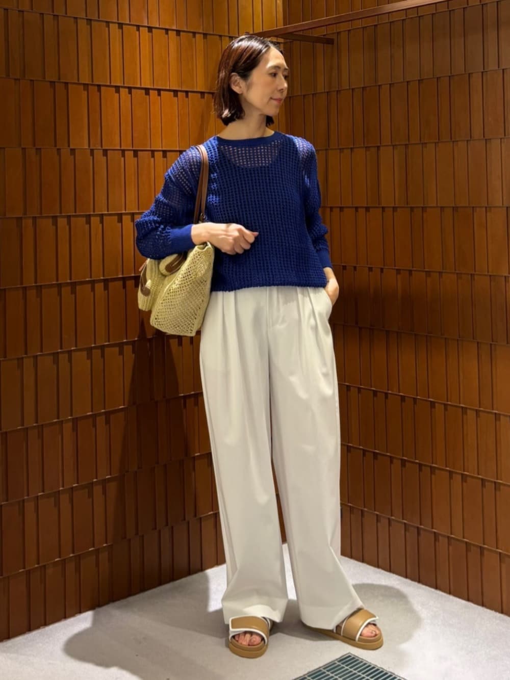 「TOMORROWLAND、トゥモローランド、caban、CABaN by Patricia Urquiola、TOMORROWLAND .B、Anya Hindmarch、グルカパンツ、メッシュニット、ブルー、大人カジュアル」｜「TOMORROWLAND .BのTOMORROWLAND .B ウォッシャブルシルク ノースリーブプルオーバー（ニット/セーター、ブルー系）」を使った、Takagi_TOMORROWLANDさん（レディース・167cm）の春コーディネートの1枚目の写真