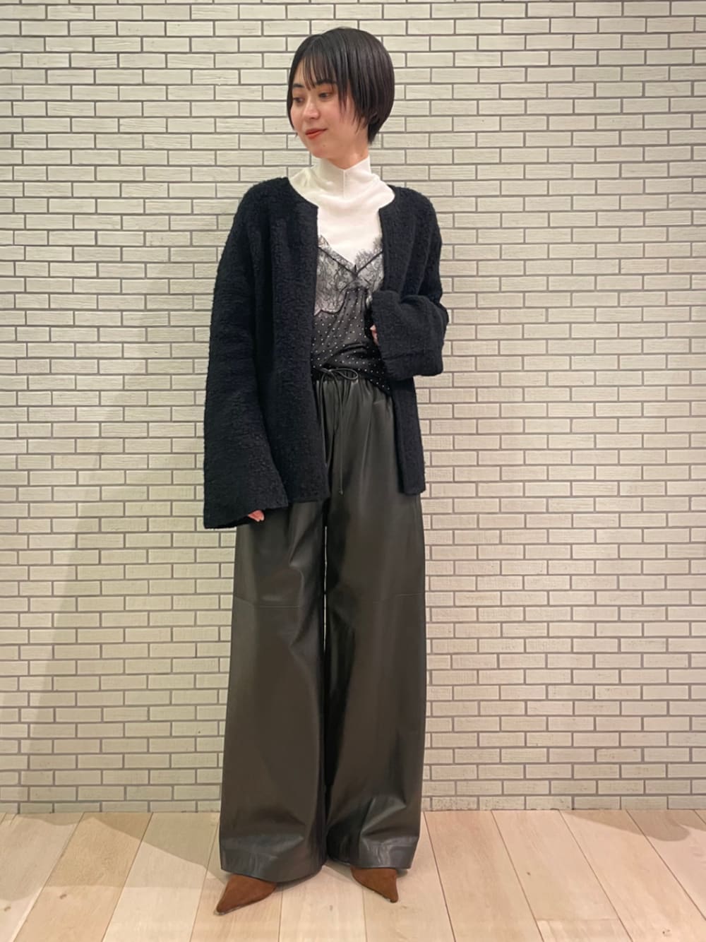 「TOMORROWLAND、トゥモローランド、DES PRÉS、aeyde、ノーカラージャケット、ニットジャケット、ハイネックニット、レースキャミソール、サテンキャミ、レザーパンツ、大人カジュアル」｜「DES PRESのレザー イージーパンツ（その他パンツ、ブラック系）」を使った、Shinzato_TOMORROWLANDさん（レディース・158cm）の秋コーディネートの1枚目の写真