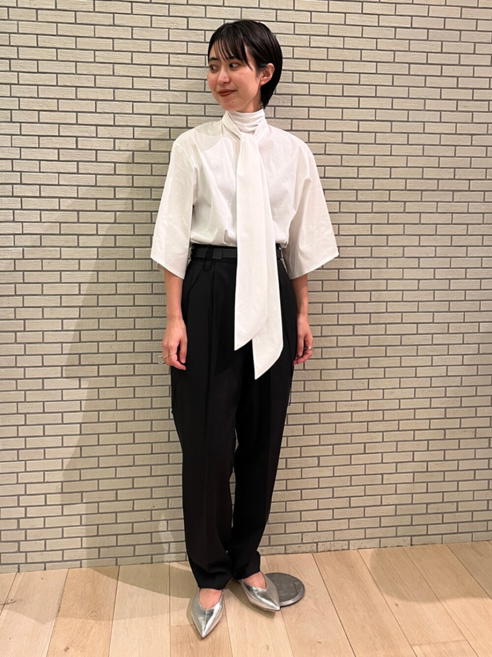 「TOMORROWLAND、トゥモローランド、DES PRÉS、JEAN PAUL KNOTT、LEFIJE、TONY BIANCO、タイ付きシャツ、ボウタイブラウス、タックパンツ、モノトーン、大人カジュアル」｜「LEFIJEのLEFIJE ロングベルト（ベルト、ブラック系）」を使った、Shinzato_TOMORROWLANDさん（レディース・158cm）の秋コーディネートの1枚目の写真
