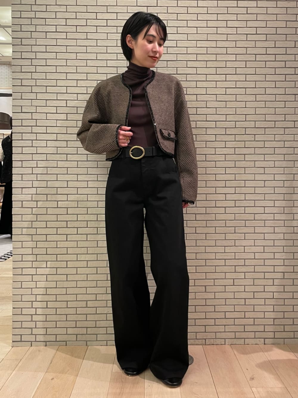 「TOMORROWLAND、トゥモローランド、DES PRÉS、MAISON BOINET、ノーカラージャケット、ツイードジャケット、デニム、フレアデニム、ブラックデニム、ブラウン、大人カジュアル」｜「DES PRESのブロークンブラックデニム フレアパンツ（デニムパンツ、ブラック系）」を使った、Shinzato_TOMORROWLANDさん（レディース・158cm）の秋コーディネートの1枚目の写真