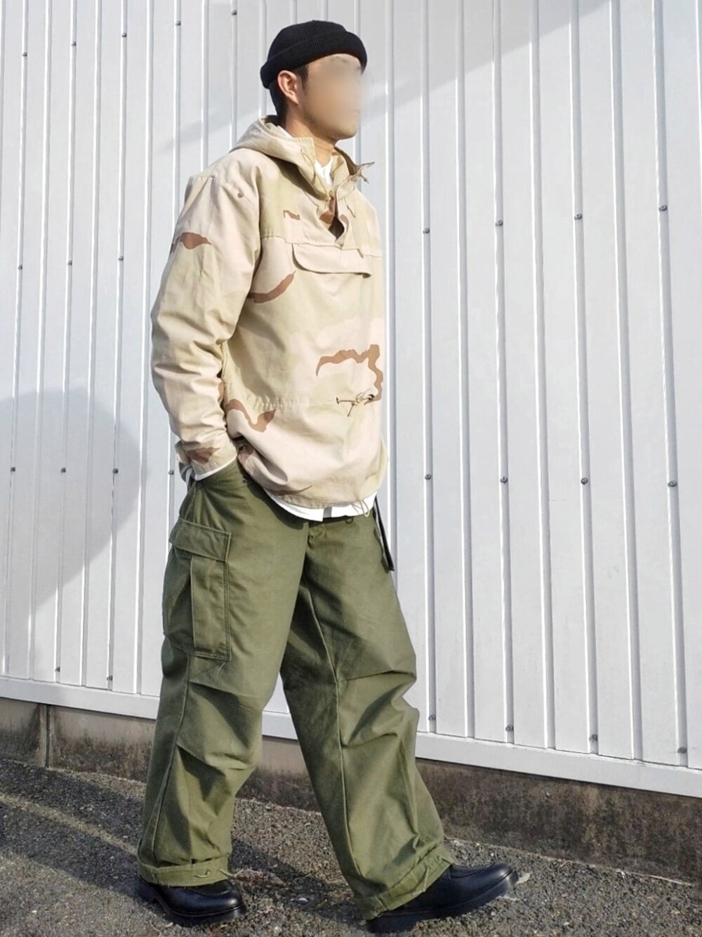 グリーン系のカーゴパンツ、ベージュ系のミリタリージャケット、ホワイト系のシャツ/ブラウスを着用したメンズの春コーディネートの3枚目の写真