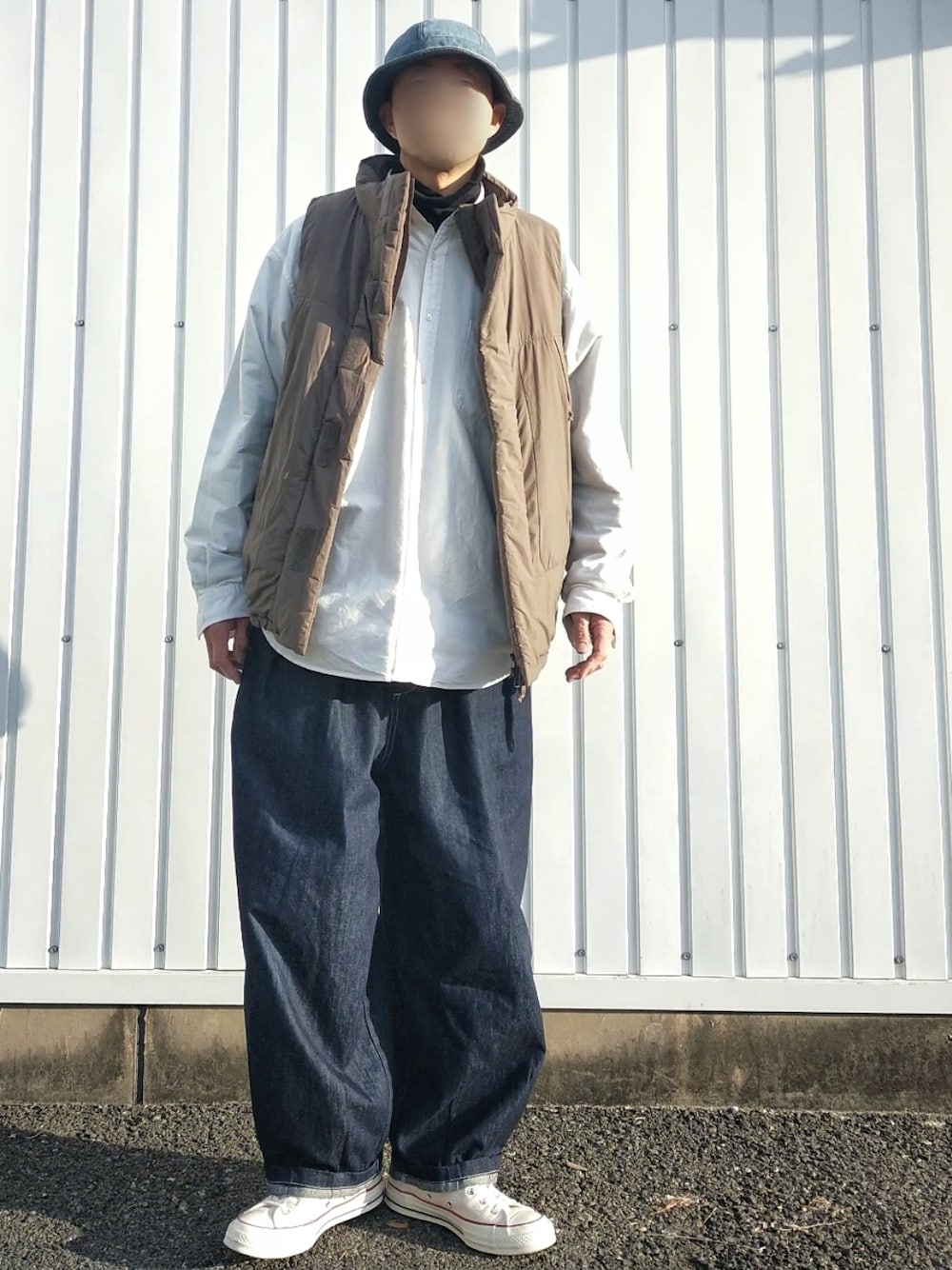 ブルー系のデニムパンツ、ホワイト系のスニーカー、ブラック系のスウェットを着用したメンズの冬コーディネートの2枚目の写真