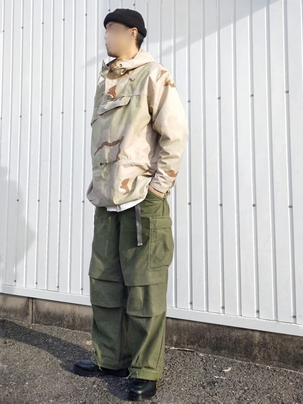 グリーン系のカーゴパンツ、ベージュ系のミリタリージャケット、ホワイト系のシャツ/ブラウスを着用したメンズの春コーディネートの2枚目の写真