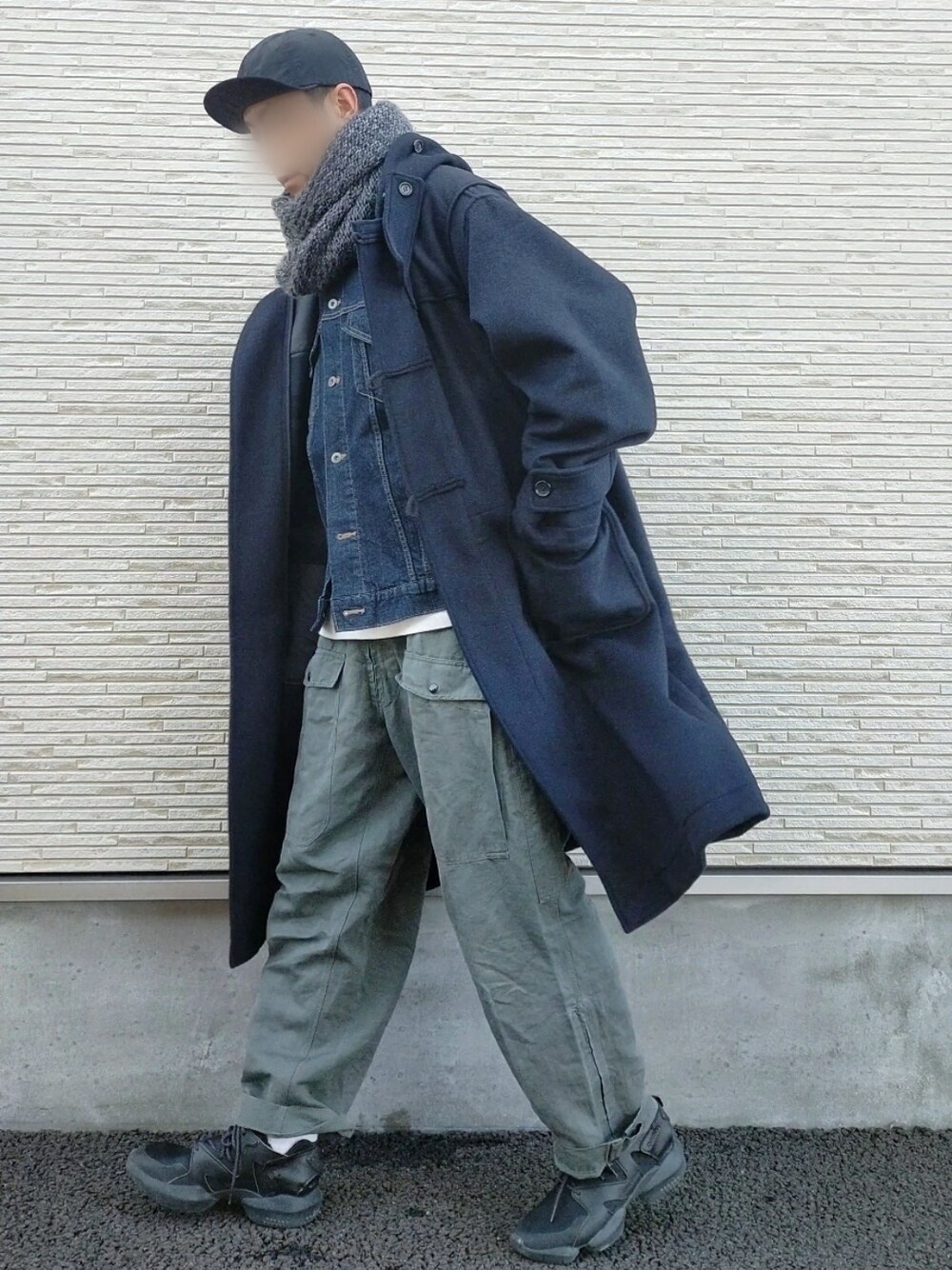 ブルー系のダッフルコート、ブルー系のデニムジャケット、グリーン系のカーゴパンツを着用したメンズの冬コーディネートの2枚目の写真