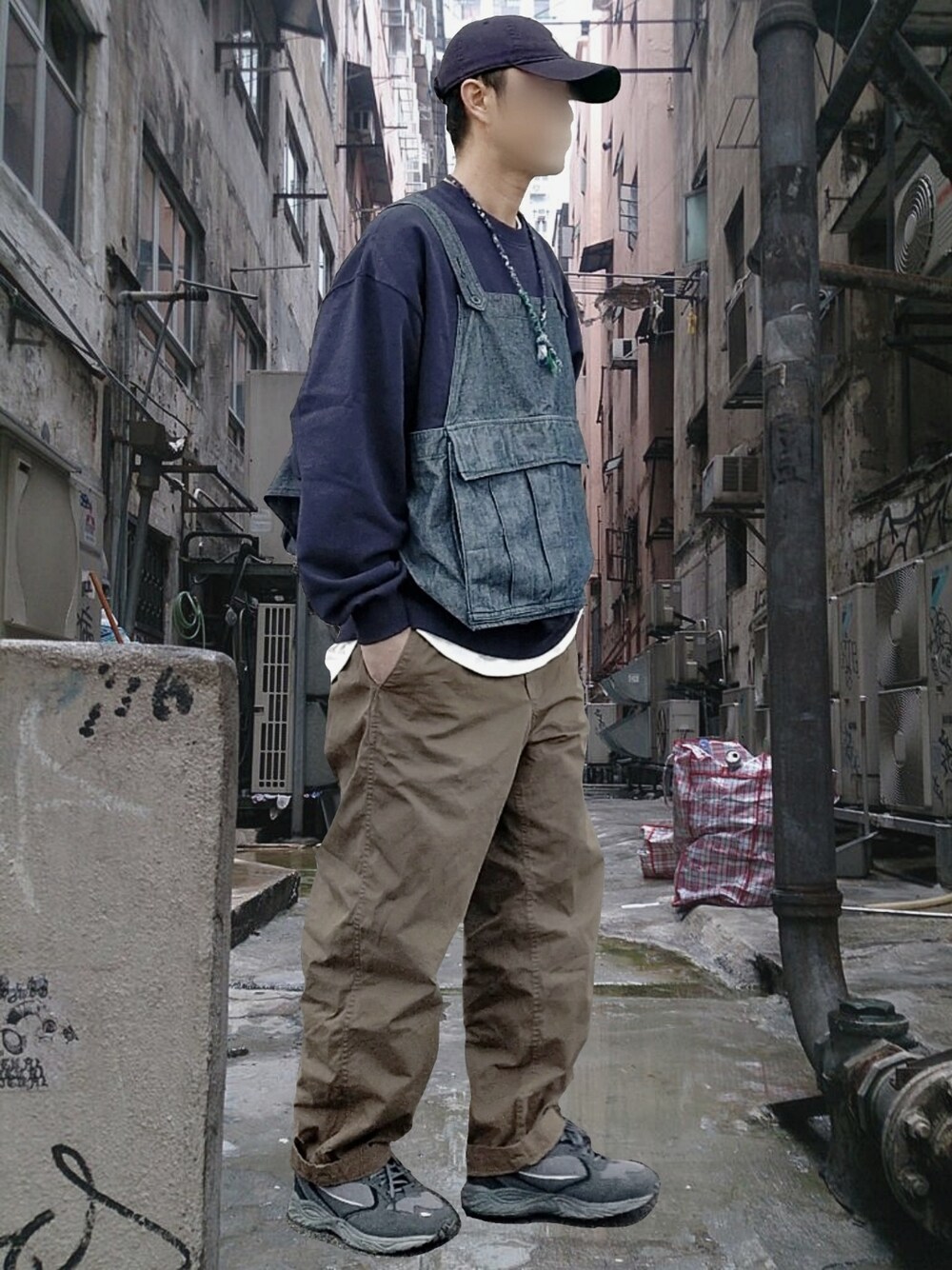 ブラック系のその他パンツ、ブラック系のスニーカー、ブルー系のベストを着用したメンズの春コーディネートの2枚目の写真