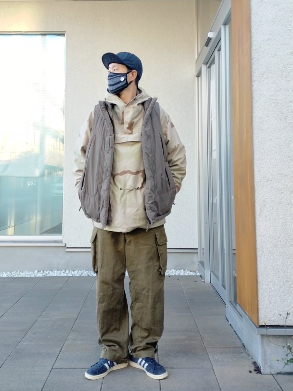 「アノラックパーカー、m47、軍パン、ミリタリー、CP80s、ベスト、カーゴパンツ」｜「VINTAGEのFRENCH ARMY M-47 TROUSERS（カーゴパンツ、グリーン系）」を使った、北极さん（メンズ・178cm）の冬コーディネートの1枚目の写真