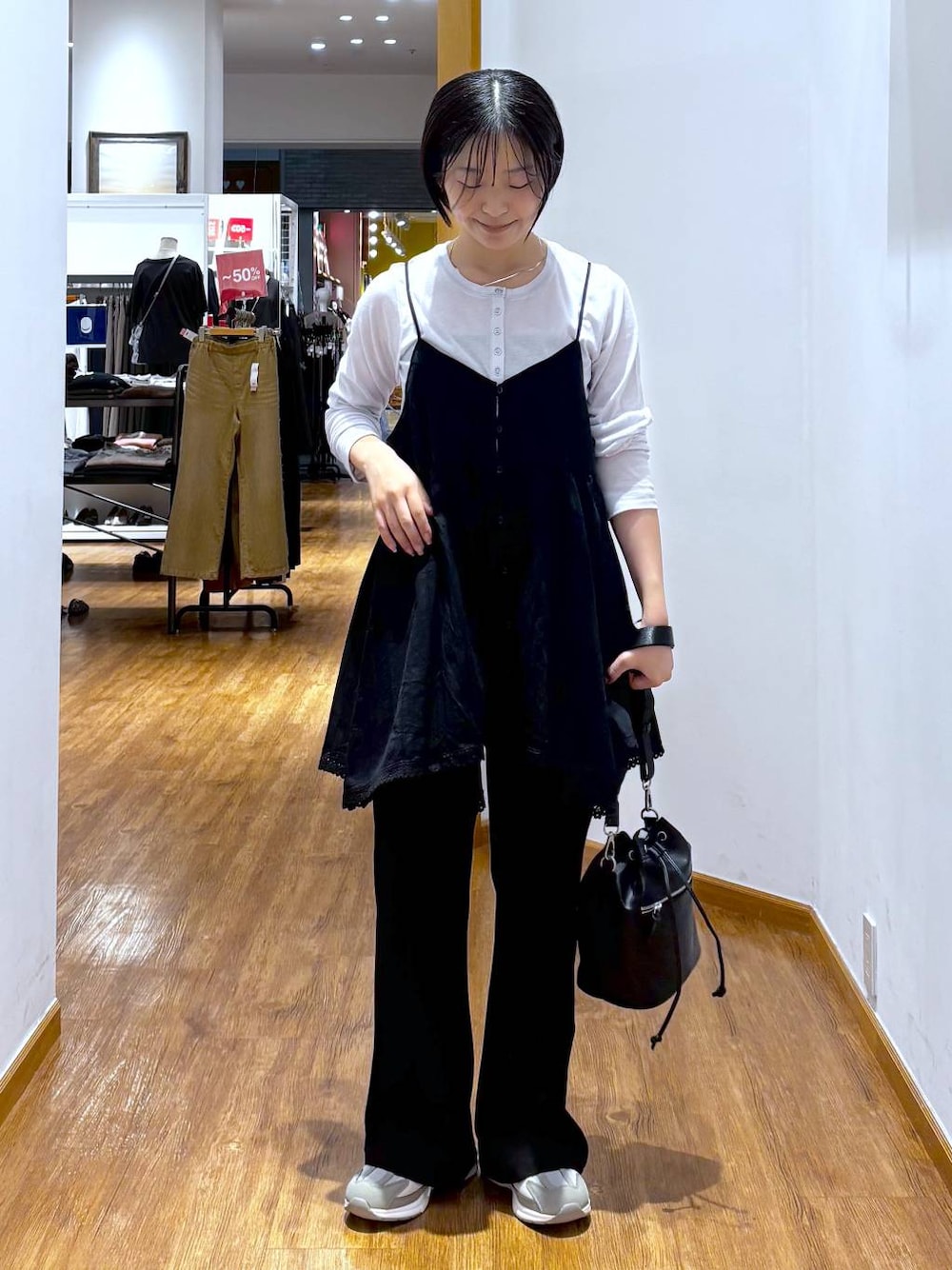 ブラック系のシャツ/ブラウス、グレー系のTシャツ/カットソー、ホワイト系のスニーカーを着用したレディースの夏コーディネートの1枚目の写真