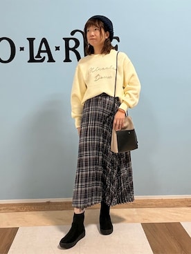 「SHOO・LA・RUE（シューラルー）の【洗濯機可/ちくちくしにくい】大人のための スウェットライク刺繍ロゴニット（ニット/セーター、ホワイト系）」を使った、Naaatsuさん（レディース・158cm）の秋コーディネート