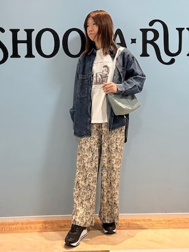 「SHOO・LA・RUE（シューラルー）の【洗濯機可/体型カバー】こなれ感をプラスする ライトオンスデニムシャツ（シャツ/ブラウス、ブルー系）」を使った、Naaatsuさん（レディース・158cm）の春コーディネート