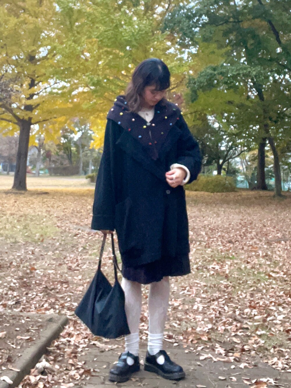 「ニコアンド、LOWRYS FARM、burberry、Dr.Martens、レースタイツ、ブラック、ブラックコーデ、モノトーン、ニット、スカーフ、高身長女子」｜「BURBERRYのアイテム（バッグ、ブラック系）」を使った、naoさん（レディース・166cm）の秋コーディネートの1枚目の写真