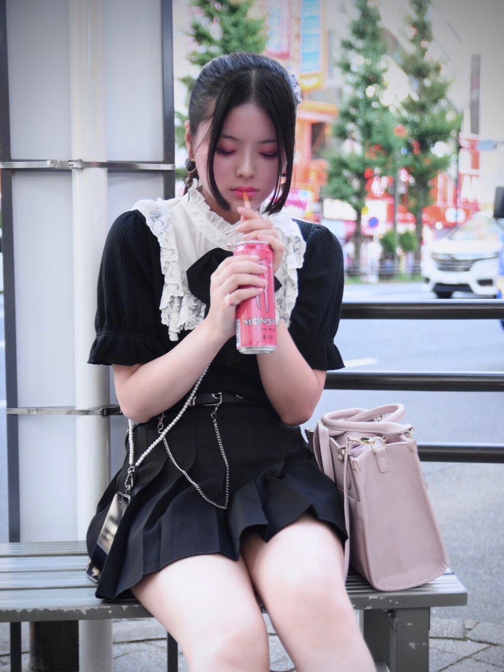 「オールブラック、地雷、おでかけコーデ」｜「axes femmeのリボンブローチ付リブプルオーバー（Tシャツ/カットソー、ブラック系）」を使った、よりにゃんさん（骨格ストレート・レディース・161cm）の夏コーディネートの1枚目の写真