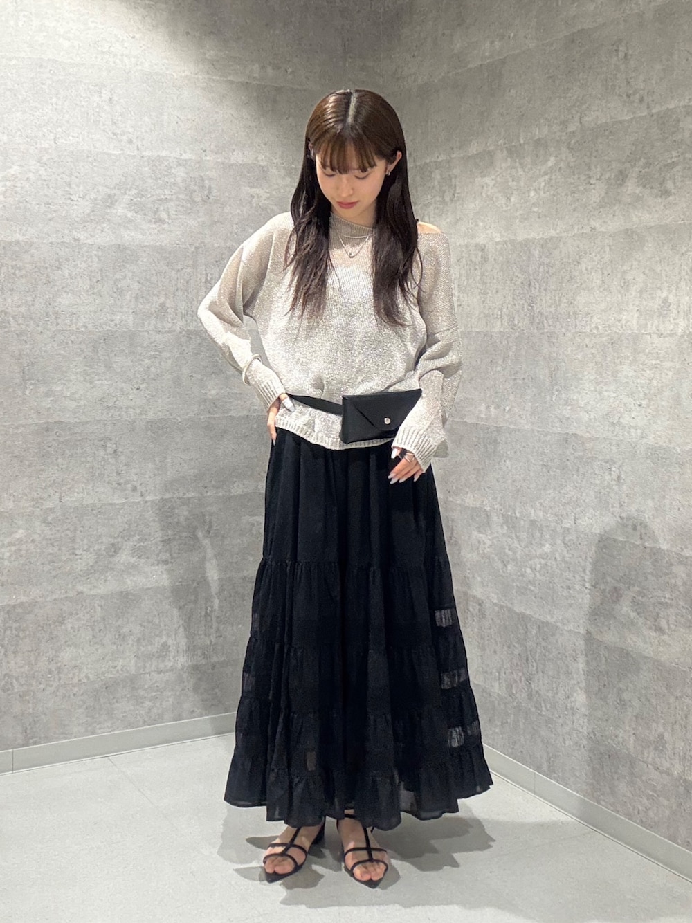 「モノトーン、ワンピース、デートコーデ、ロングスカート、きれいめカジュアル、レイヤードスタイル、シアートップス、ラクチンコーデ、オトナカジュアル、おでかけコーデ、ワントーンコーデ」｜「DouDouのラメプルオーバー（ニット/セーター、シルバー系）」を使った、karinさん（骨格ウェーブ・レディース・165cm）の夏コーディネートの1枚目の写真