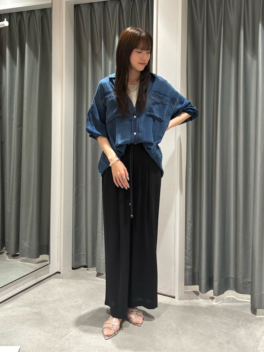 「シャツスタイル、ワイドパンツ、韓国ファッション、デニム、夏コーデ、キレイめカジュアル、パンツスタイル、高身長コーデ、デニムシャツ、シンプルコーデ、休日スタイル、スニーカー、お出かけコーデ」｜「DouDouの袖リブシアーデニムシャツ（シャツ/ブラウス、ブルー系）」を使った、karinさん（骨格ウェーブ・レディース・165cm）の春コーディネートの1枚目の写真