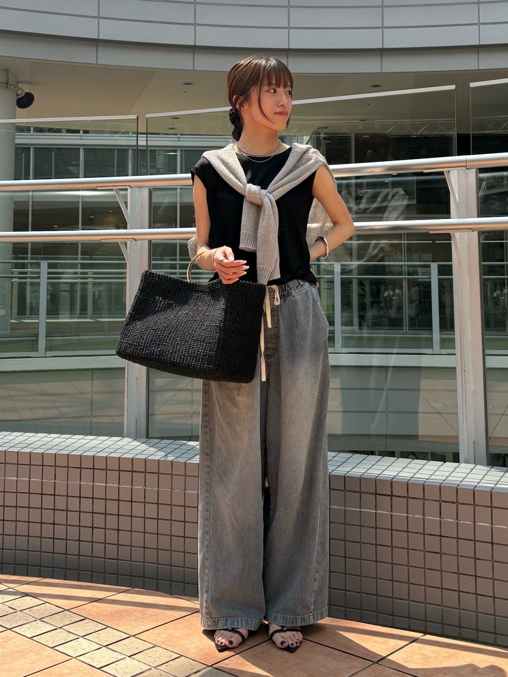 「アウトドアスタイル、韓国ファッション、サンダル、ブラックコーデ、お出かけコーデ、休日スタイル、デニム、シンプルコーデ、きれいめカジュアル、オトナカジュアル、大人可愛い、モノトーンコーデ、ブラック、パンツスタイル」｜「DouDouのラメプルオーバー（ニット/セーター、シルバー系）」を使った、karinさん（骨格ウェーブ・レディース・165cm）の夏コーディネートの1枚目の写真