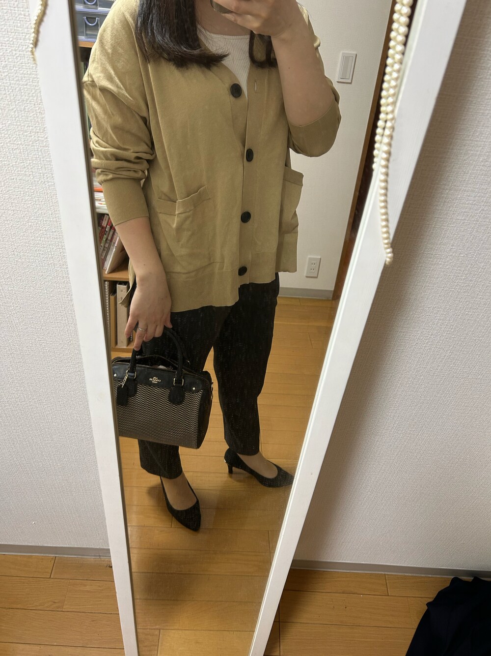 イエロー系のカーディガン/ボレロを着用したレディースの春コーディネートの1枚目の写真