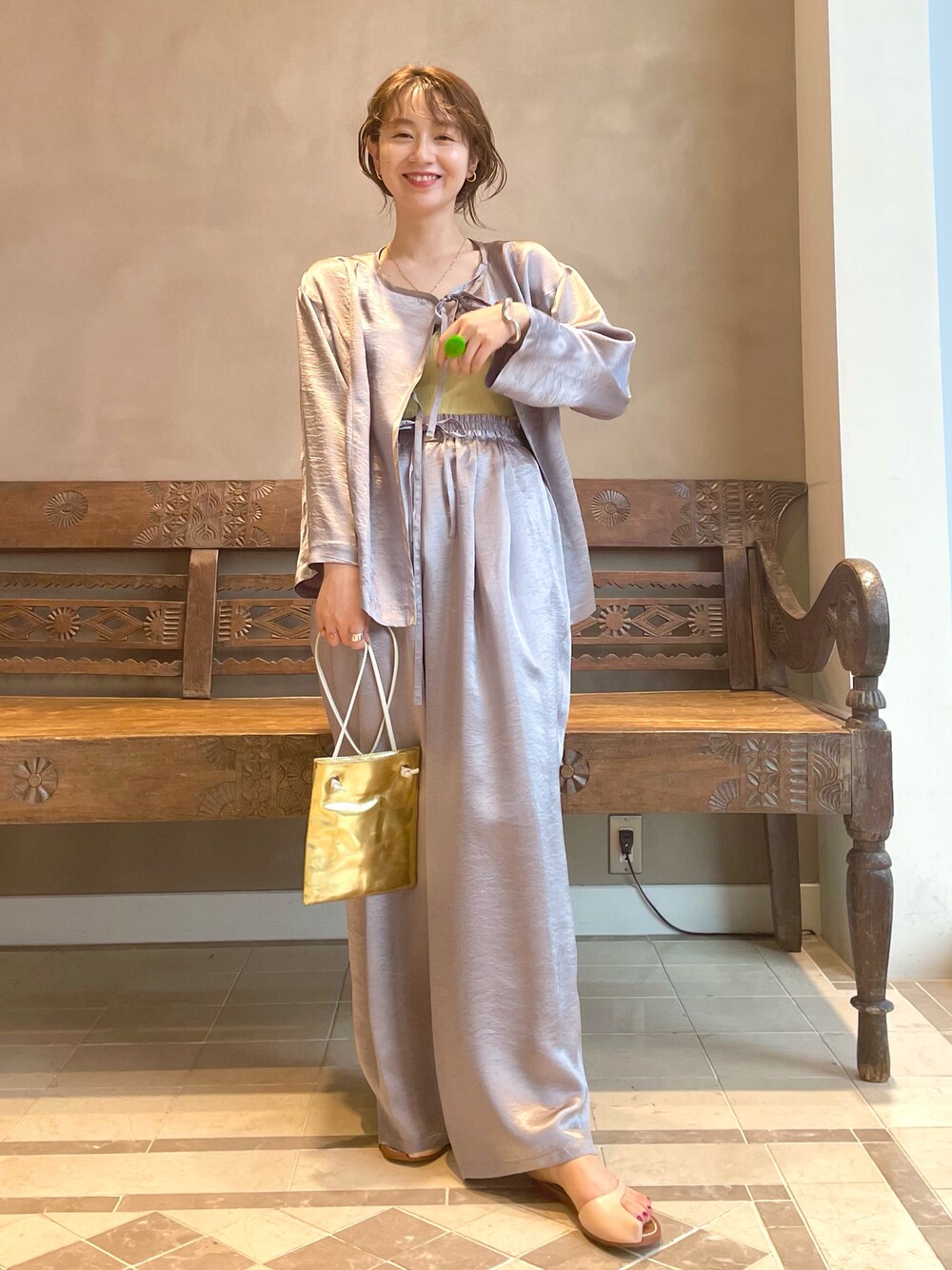 「セットアップ、シンプルコーデ、ラクチンコーデ、きれいめカジュアル、オトナカジュアル、hakuji、BEAMS、BEAMS LIGHTS」｜「BEAMS LIGHTSのBEAMS LIGHTS / サテン フロント リボン ブルゾン（ブルゾン、グレー系）」を使った、ウエダ シホさん（レディース・157cm）の夏コーディネートの1枚目の写真