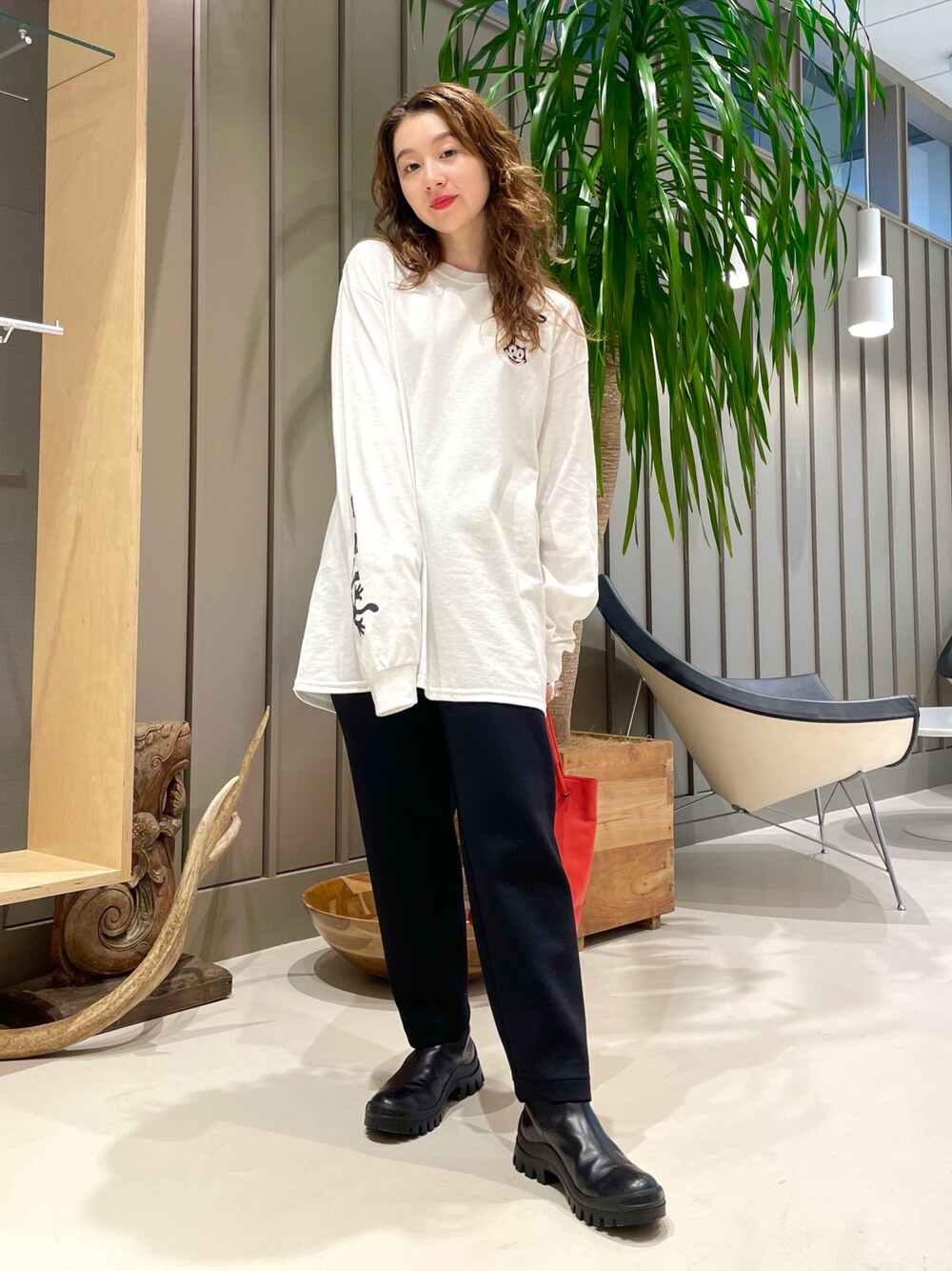 「ワントーンコーデ、オーバーサイズ、BEAMS LIGHTS、キレイめ、ラフ、休日コーデ、パンツスタイル、リラックススタイル、シンプルコーデ、カジュアルコーデ」｜「GOOD ROCK SPEEDのGOOD ROCK SPEED / FELIX ロングスリーブ Tシャツ（Tシャツ/カットソー、ホワイト系）」を使った、ウエダ シホさん（レディース・157cm）の春コーディネートの1枚目の写真