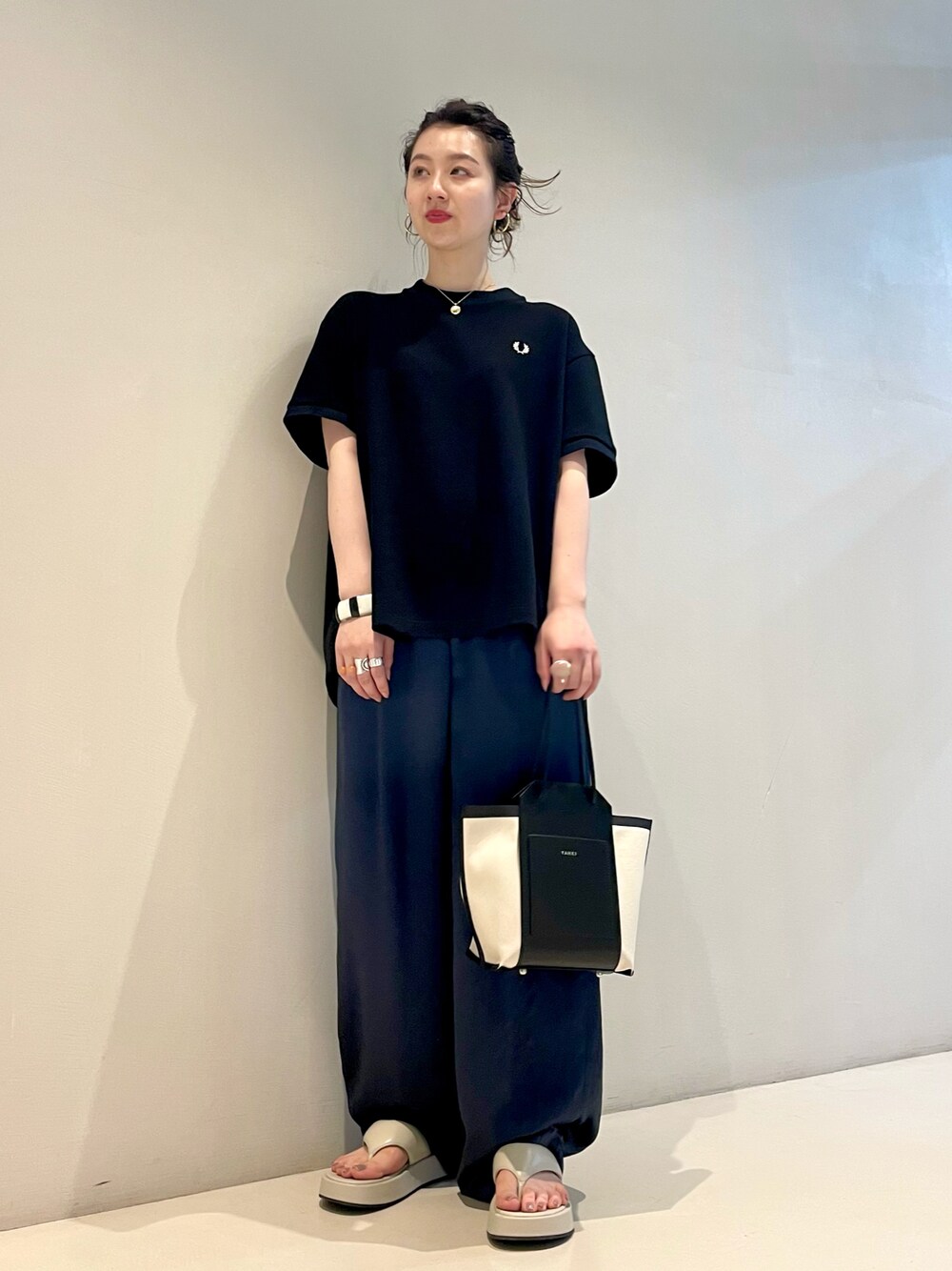 「BEAMS、休日スタイル、Ray BEAMS、パンツスタイル、シンプルコーデ、FRED PERRY、オトナカジュアル、サンダルコーデ、MOHI、yahki」｜「Ray BEAMSのFRED PERRY × Ray BEAMS / 別注 オーバーサイズ Tシャツ（Tシャツ/カットソー、ブラック系）」を使った、ウエダ シホさん（レディース・157cm）の春コーディネートの1枚目の写真