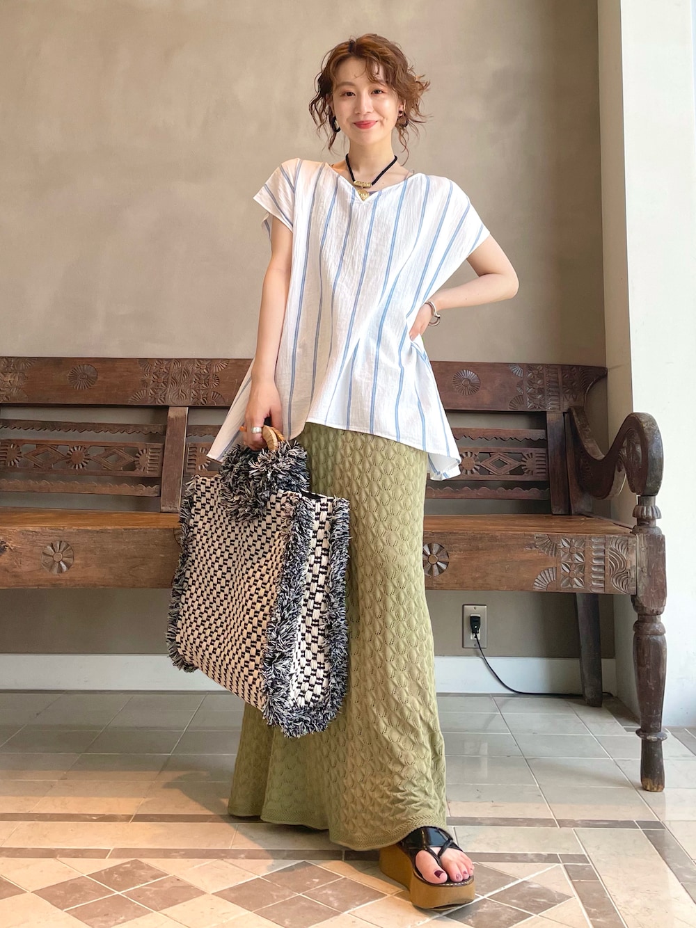 「夏セールで買いました、シンプル、オトナカジュアル、夏、COOLなこのコが仲間入り、厚底サンダル、休日コーデ、BEAMS、BEAMS LIGHTS、saramallika」｜「BEAMS LIGHTSのBEAMS LIGHTS / 楊柳 ストライプ Vネック ブラウス（シャツ/ブラウス、ブルー系）」を使った、ウエダ シホさん（レディース・157cm）の夏コーディネートの1枚目の写真