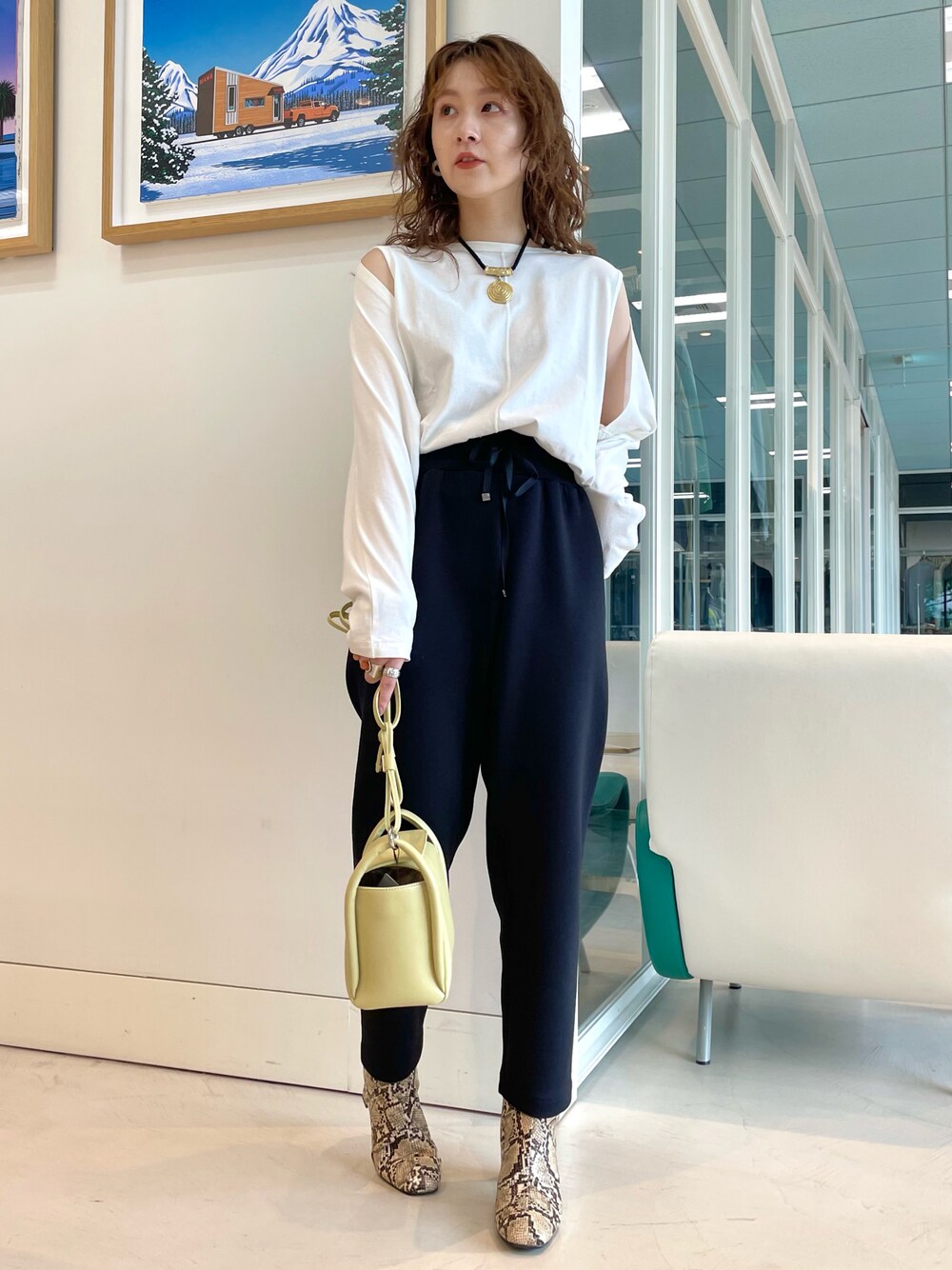 「カジュアル、BEAMS、モノトーン、ロンT、大人カジュアル、休日スタイル、ビックシルエット、ootd、白Tシャツ、ラブアンドピース2021」｜「Ray BEAMSのRay BEAMS / レイヤードスリーブ ロングスリーブ Tシャツ（Tシャツ/カットソー、ホワイト系）」を使った、ウエダ シホさん（レディース・157cm）の秋コーディネートの1枚目の写真