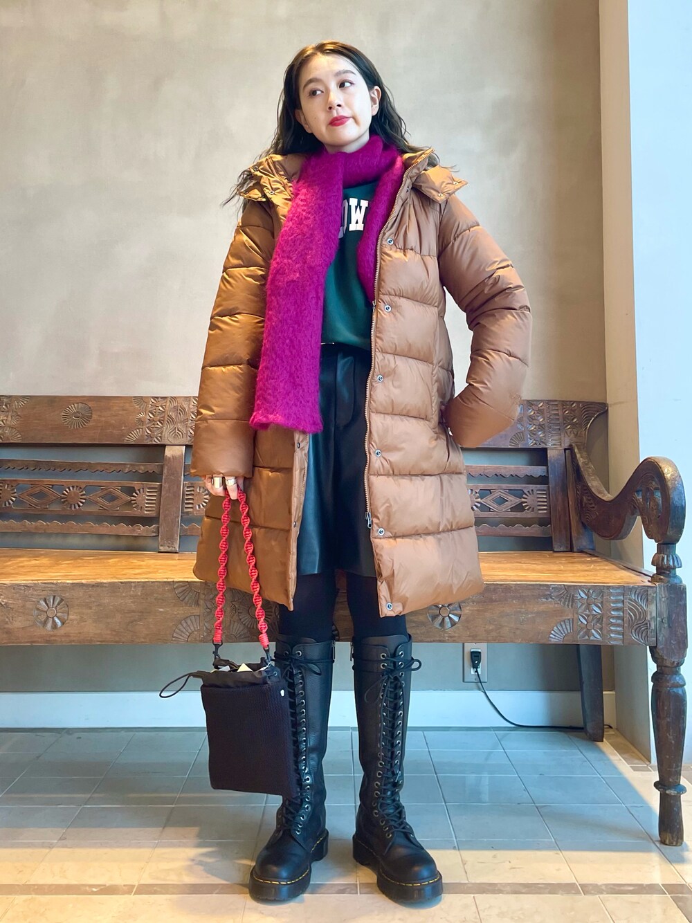 「スウェット、カジュアル、BEAMS、ロングブーツ、ドクターマーチン、BEAMS LIGHTS、THE NORTH FACE、パンツスタイル、秋コーデ、スクエアバッグ」｜「MANTAS EZCARAYのアイテム（ファッション雑貨、ピンク系）」を使った、ウエダ シホさん（レディース・157cm）の秋コーディネートの1枚目の写真