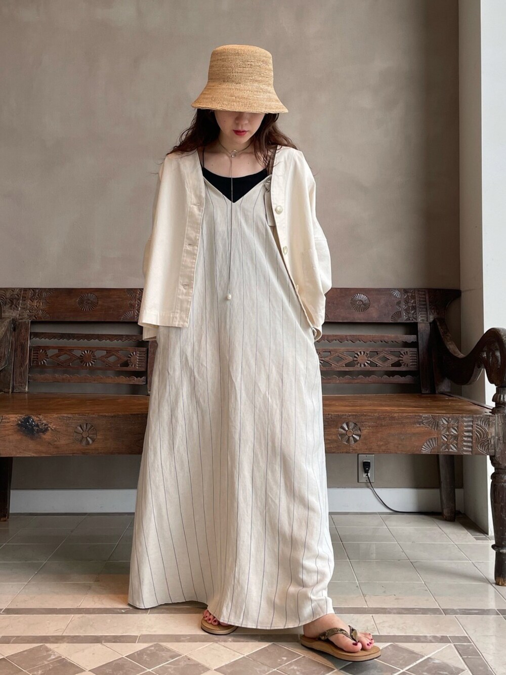 「シンプルコーデ、休日スタイル、カジュアル、夏コーデ、バケットハット、lackofcolor、BEAMS、BEAMS LIGHTS、麦わら帽子」｜「BEAMS LIGHTSのLACK OF COLOR / INCA BUCKET ハット（ハット、ベージュ系）」を使った、ウエダ シホさん（レディース・157cm）の春コーディネートの1枚目の写真