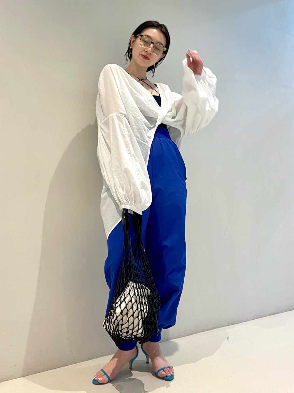 「カラーパンツ、サングラス、休日スタイル、大人コーデ、シンプルコーデ、春夏コーデ、オトナカジュアル、オトナ女子、ブラウスコーデ、カラー×コーデ」｜「BEAMS LIGHTSのアイテム（シャツ/ブラウス、ホワイト系）」を使った、ウエダ シホさん（レディース・157cm）の夏コーディネートの1枚目の写真