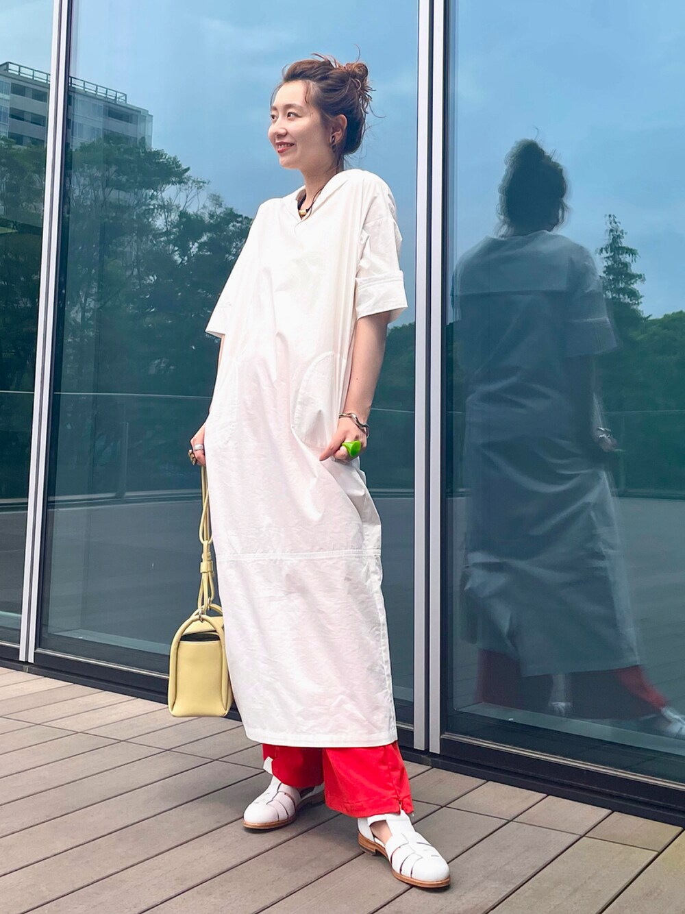 「ビッグカラー、休日スタイル、オトナカジュアル、カジュアルコーデ、ootd、グルカサンダル、BEAMS、BEAMS LIGHTS、セーラーカラー」｜「BEAMS LIGHTSのBEAMS LIGHTS / コットン セーラーカラー ワンピース（ワンピース、ホワイト系）」を使った、ウエダ シホさん（レディース・157cm）の夏コーディネートの1枚目の写真