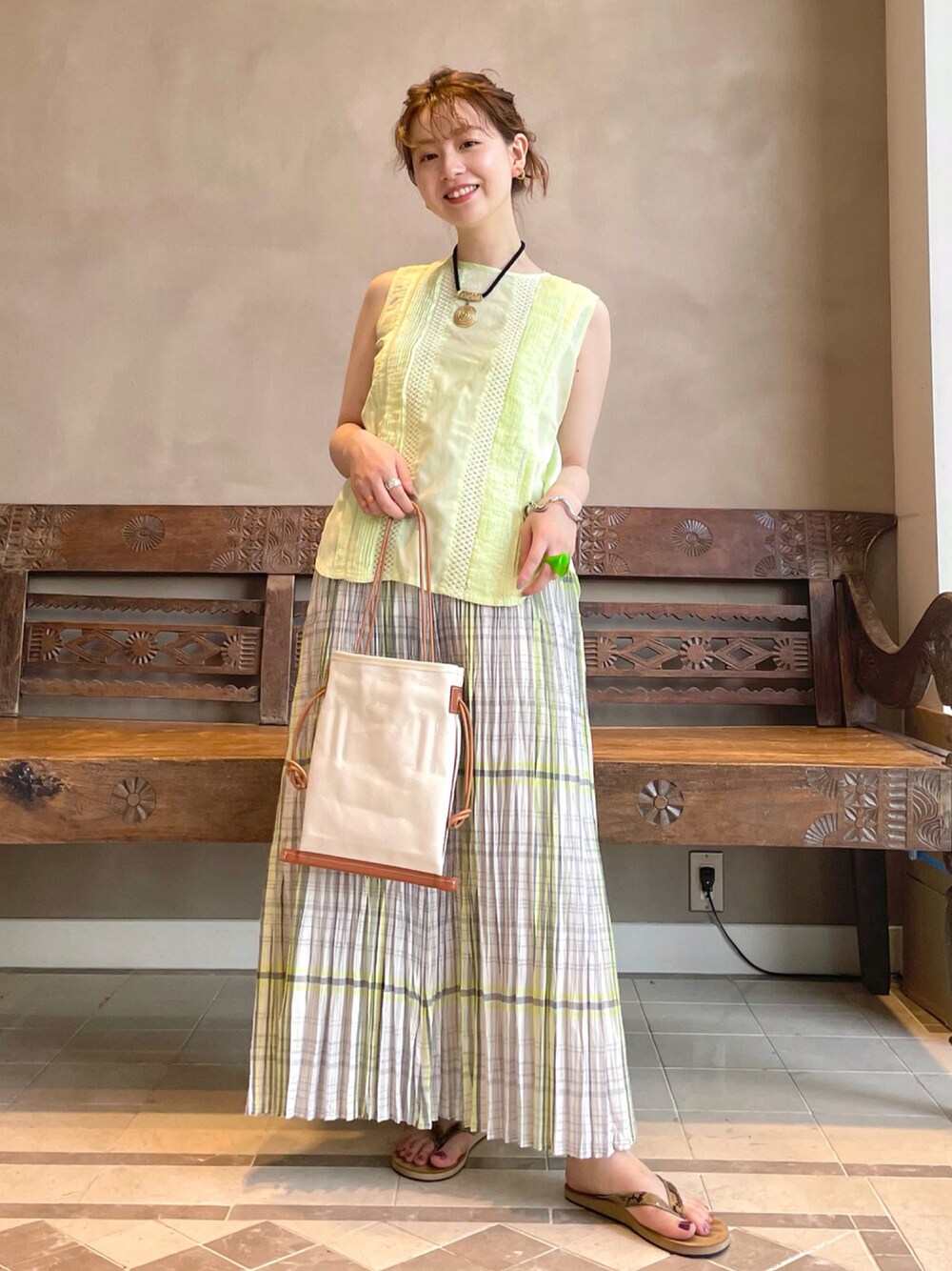 「シンプルコーデ、休日コーデ、ゆるコーデ、ノースリーブ、チェックスカート、ビーチサンダル、BEAMS、BEAMS LIGHTS、leglazik」｜「BEAMS LIGHTSのBEAMS LIGHTS / モダール ピンタック ノースリーブ ブラウス（シャツ/ブラウス、グリーン系）」を使った、ウエダ シホさん（レディース・157cm）の夏コーディネートの1枚目の写真