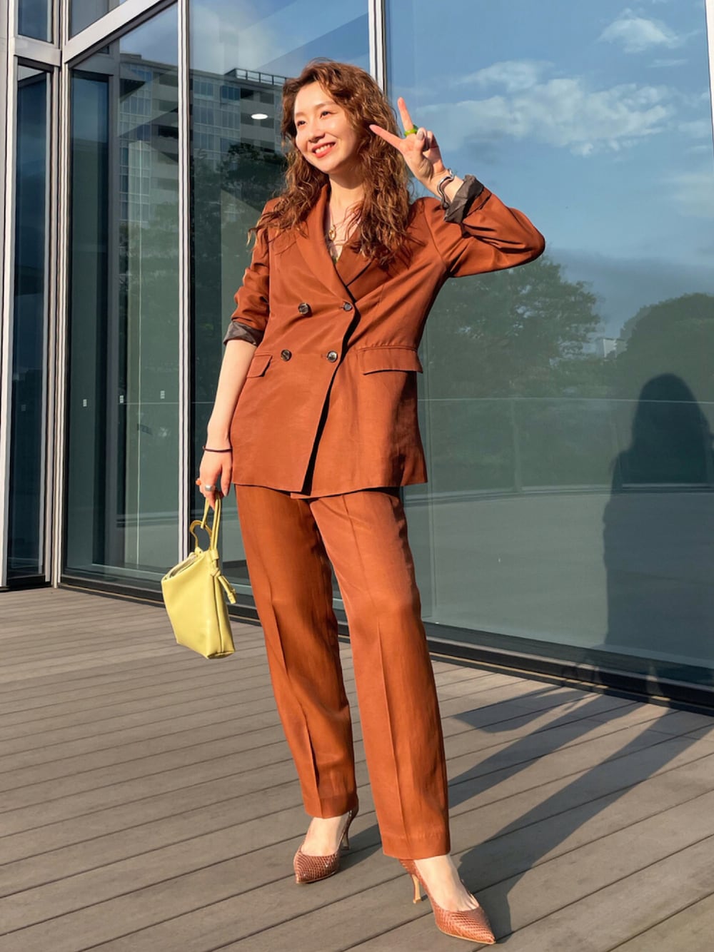 「セットアップ、BEAMS、BEAMS LIGHTS、パンツスタイル、ootd、今日のコーデ、オトナ女子、NEBULONIE、秋トレンド2021、ラブアンドピース2021」｜「BEAMS LIGHTSのBEAMS LIGHTS / アセテート ダブルジャケット（テーラードジャケット、ブラウン系）」を使った、ウエダ シホさん（レディース・157cm）の夏コーディネートの1枚目の写真