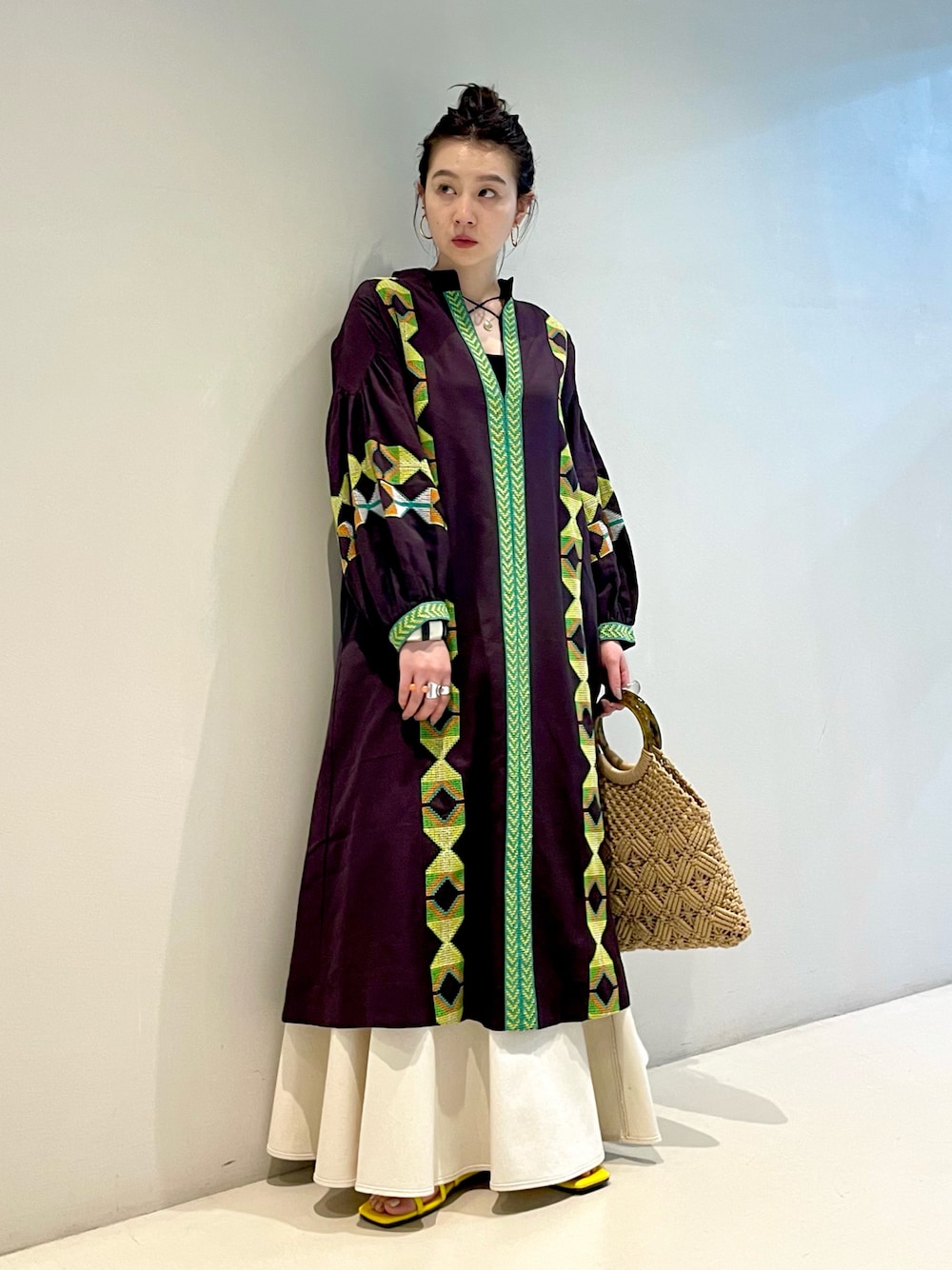 「BEAMS LIGHTS、シンプルコーデ、かごバッグ、着回しコーデ、カラーコーデ、オトナカジュアル、カラー×コーデ」｜「BEAMS LIGHTSのHAVA / エンブロイダリー ワンピース（ワンピース、ブラウン系）」を使った、ウエダ シホさん（レディース・157cm）の夏コーディネートの1枚目の写真