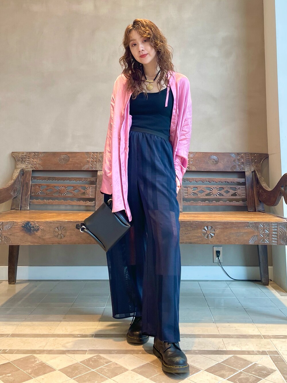 「BEAMS、休日スタイル、ドクターマーチン、きれいめカジュアル、大人女子、ミニバッグ、パンツコーデ、ゆるコーデ、オトナカジュアル、INSCRIRE」｜「BEAMS LIGHTSのBEAMS LIGHTS / 丸胴 テレコ タンクトップ（タンクトップ、ブラック系）」を使った、ウエダ シホさん（レディース・157cm）の秋コーディネートの1枚目の写真