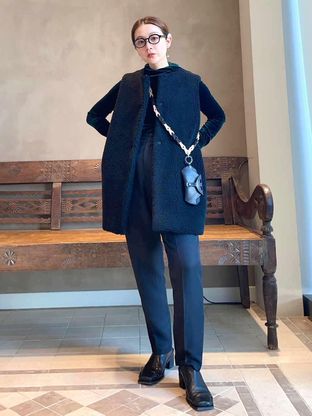 「ワントーンコーデ、BEAMS、BEAMS LIGHTS、モード、ootd、メガネ女子、着回しコーデ、今日のコーデ、オトナカジュアル、オトナ女子、だから秋服が好き、ベスト、ベロア」｜「BEAMS LIGHTSのBEAMS LIGHTS / ウール混 ボア ベスト（ベスト、ブラック系）」を使った、ウエダ シホさん（レディース・157cm）の秋コーディネートの1枚目の写真
