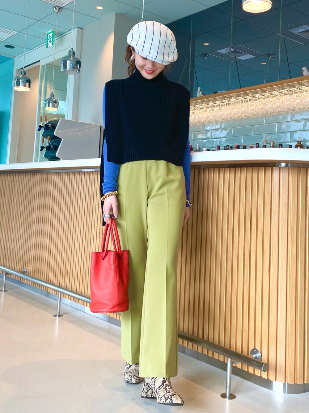 「ミニバッグ、カジュアルコーデ、秋コーデ、パンツコーデ、カラーパンツ、ラブアンドピース2021、秋服準備はじめました、BEAMS、BEAMS LIGHTS」｜「BEAMS LIGHTSのBEAMS LIGHTS / リネン 14ゲージ リブ クルーネック ロングスリーブ ニット（ニット/セーター、ブルー系）」を使った、ウエダ シホさん（レディース・157cm）の秋コーディネートの1枚目の写真