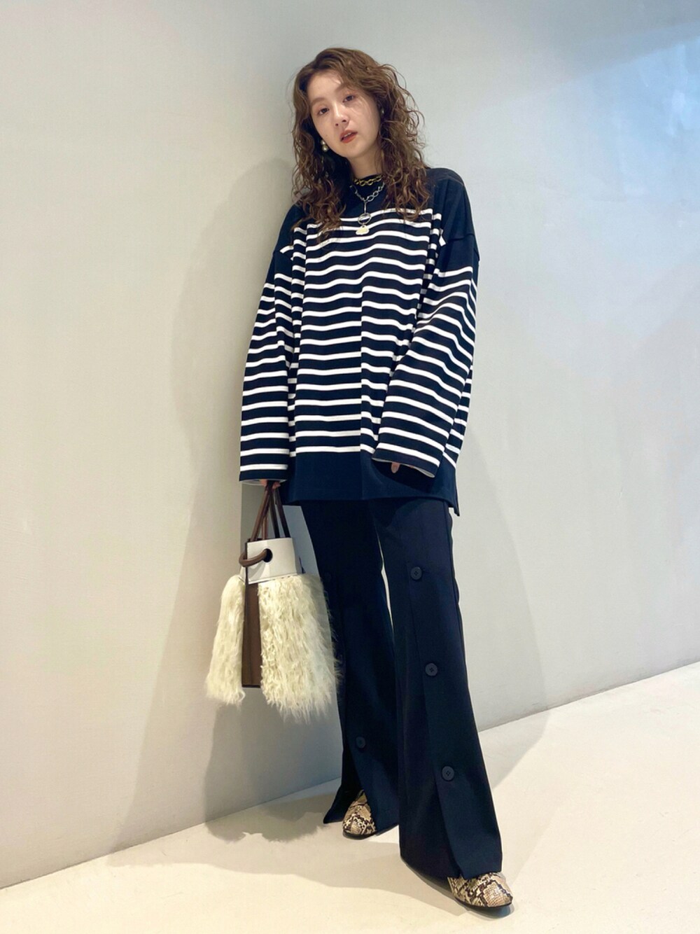 「ブーツ、ボーダー、秋のコーデ、スラックス、BEAMS、大人カジュアル、BEAMS LIGHTS、きれいめカジュアル、シンプルコーデ、ラクチンコーデ」｜「BEAMS LIGHTSのBEAMS LIGHTS / ボーダー ボートネック Tシャツ（Tシャツ/カットソー、ブラック系）」を使った、ウエダ シホさん（レディース・157cm）の秋コーディネートの1枚目の写真