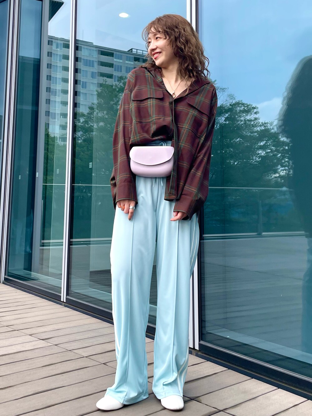 「チェック、チエックシャツ、秋コーデ、秋のトレンド2021、秋服準備はじめました、シンプルコーデ、カジュアルコーデ、休日スタイル、秋冬コーデ、BEAMS、BEAMS LIGHTS」｜「BEAMS LIGHTSのBEAMS LIGHTS / SIDOGRAS チェック シャツ（シャツ/ブラウス、ブラウン系）」を使った、ウエダ シホさん（レディース・157cm）の秋コーディネートの1枚目の写真