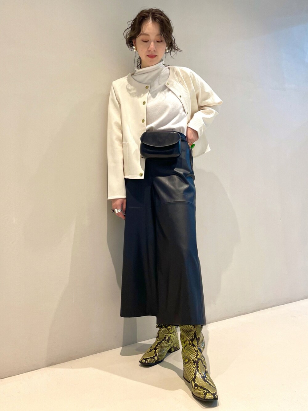 「レイヤードスタイル、モード、オトナカジュアル、ラブアンドピース2021、ロングブーツ、BEAMS、BEAMS LIGHTS、休日スタイル」｜「BEAMS LIGHTSのBEAMS LIGHTS / 12ゲージ 天竺 モックネック プルオーバー（ニット/セーター、ホワイト系）」を使った、ウエダ シホさん（レディース・157cm）の秋コーディネートの1枚目の写真