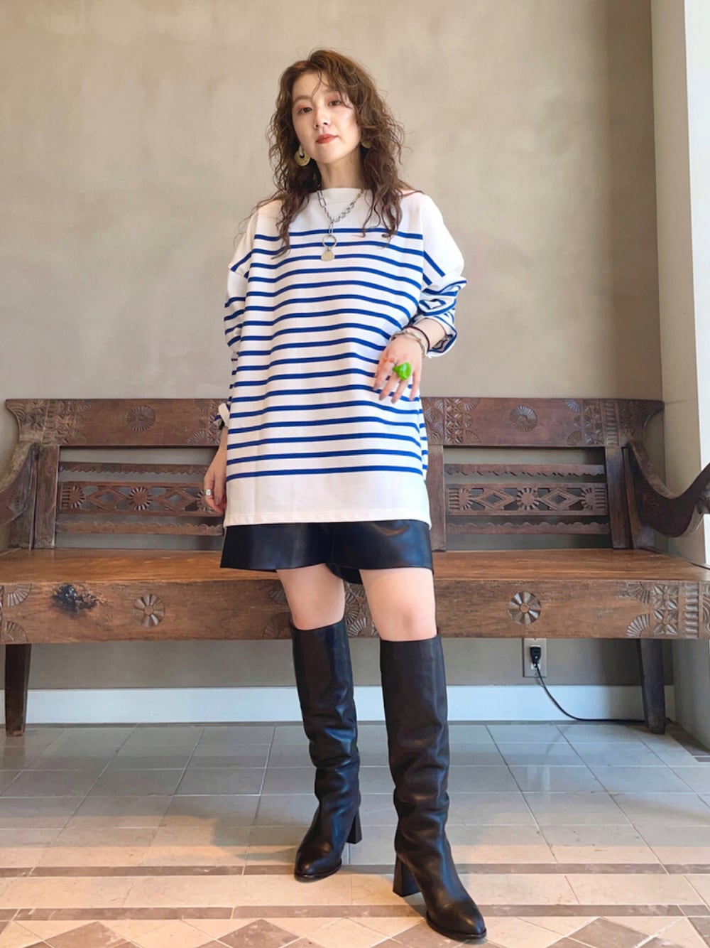「ビッグシルエット、ボーダー、BEAMS、ロンT、ロングブーツ、休日スタイル、BEAMS LIGHTS、休日コーデ、ボーダートップス、ootd、楽チンコーデ、低身長コーデ、秋服準備はじめました、だから秋服が好き」｜「BEAMS LIGHTSのBEAMS LIGHTS / ボーダー ボートネック Tシャツ（Tシャツ/カットソー、ホワイト系）」を使った、ウエダ シホさん（レディース・157cm）の秋コーディネートの1枚目の写真