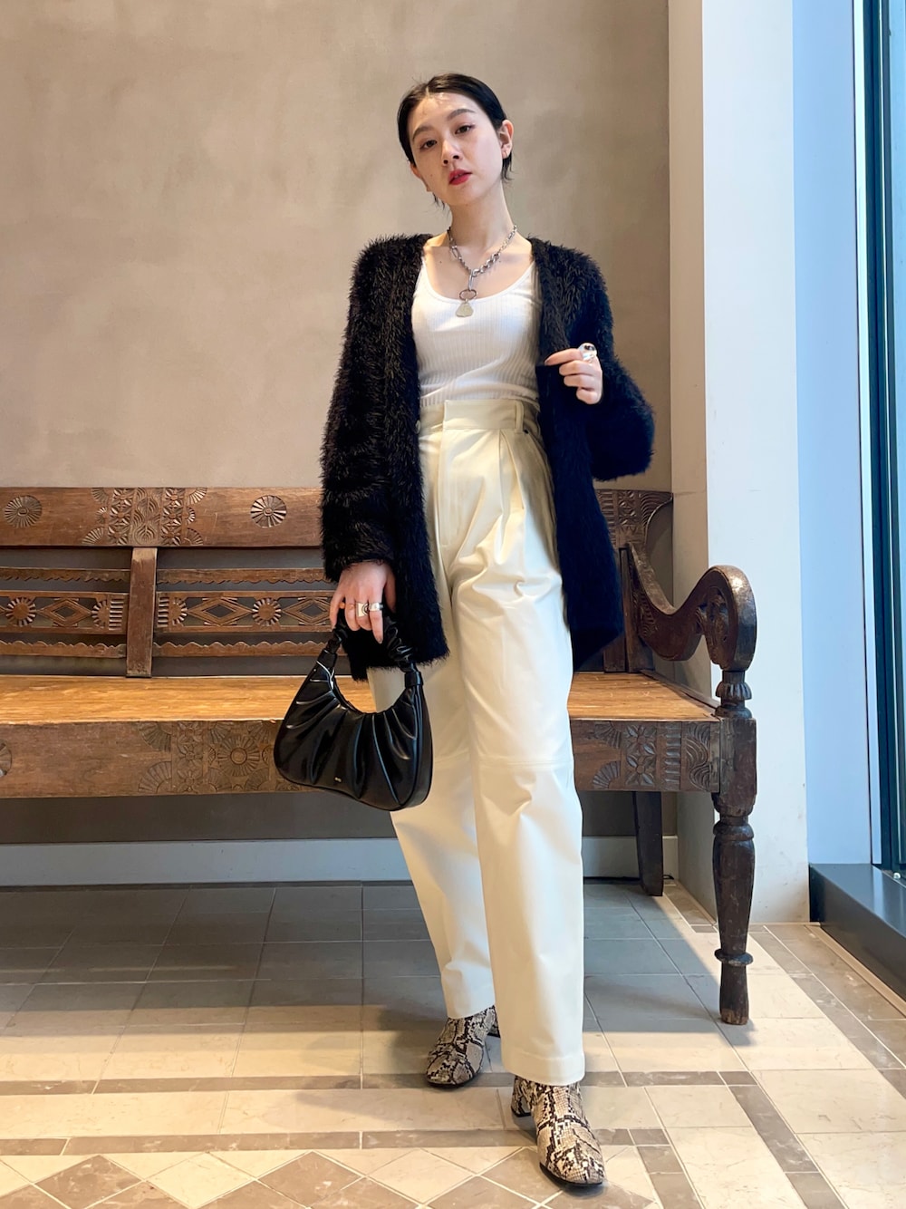 「チノパン、BEAMS、モノトーン、BEAMS LIGHTS、タックイン、パンツスタイル、ootd、シンプルコーデ、カジュアルコーデ、JWPEI」｜「BEAMS LIGHTSのBEAMS LIGHTS / TRUE  コットン タンクトップ（タンクトップ、ホワイト系）」を使った、ウエダ シホさん（レディース・157cm）の春コーディネートの1枚目の写真