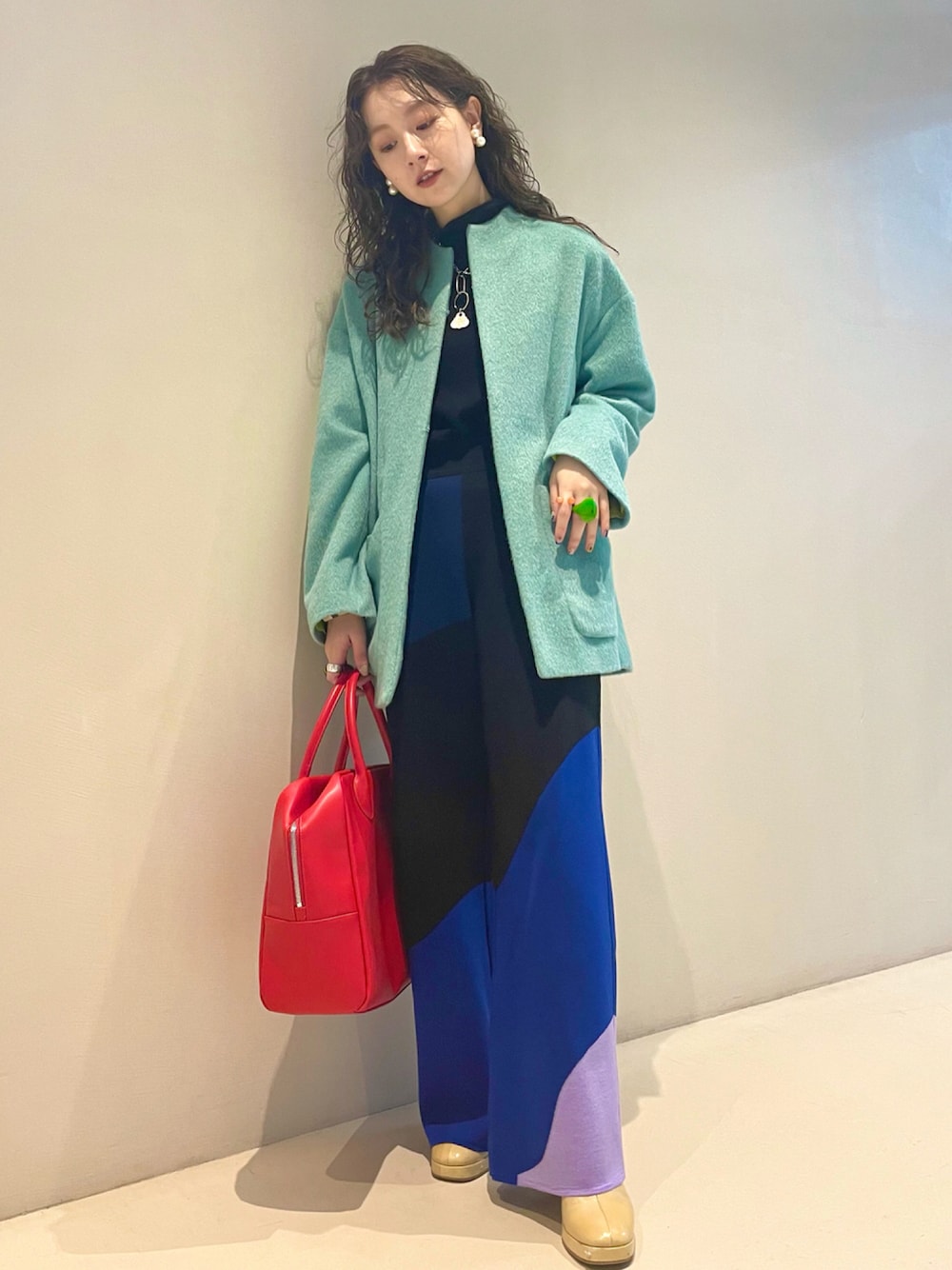 「パンツ、BEAMS、レイヤードスタイル、BEAMS LIGHTS、フェイクレザー、シンプルスタイル、今日のコーデ、オトナカジュアル、ラブアンドピース2021」｜「BEAMS LIGHTSのBEAMS LIGHTS / 12ゲージ 天竺 モックネック プルオーバー（ニット/セーター、ブラック系）」を使った、ウエダ シホさん（レディース・157cm）の秋コーディネートの1枚目の写真