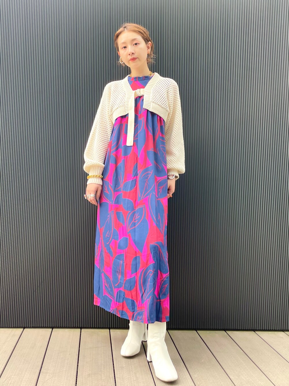 「BEAMS、大人カジュアル、BEAMS LIGHTS、シンプルコーデ、ノースリーブ、ラクチンコーデ、スクエアトゥ、ボリューム袖」｜「BEAMS LIGHTSのBEAMS LIGHTS / DEVEAUX リーフプリント ワンピース（ワンピース、レッド系）」を使った、ウエダ シホさん（レディース・157cm）の夏コーディネートの1枚目の写真