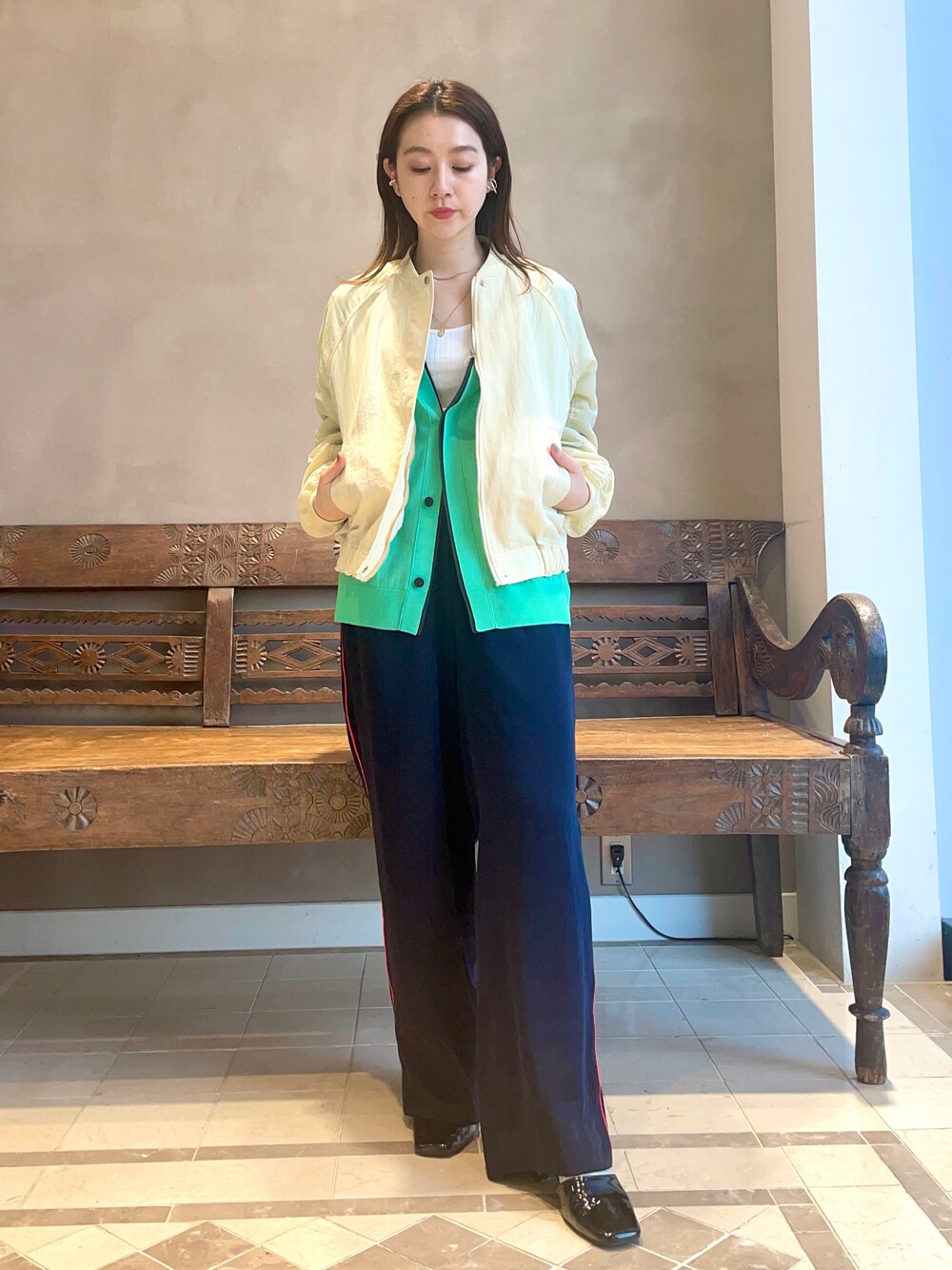「カーディガン、BEAMS、BEAMS LIGHTS、春アウター、ootd、シンプルコーデ、カジュアルコーデ」｜「BEAMS LIGHTSのBEAMS LIGHTS / シャーリング スリーブ MA1（ブルゾン、ホワイト系）」を使った、ウエダ シホさん（レディース・157cm）の春コーディネートの1枚目の写真