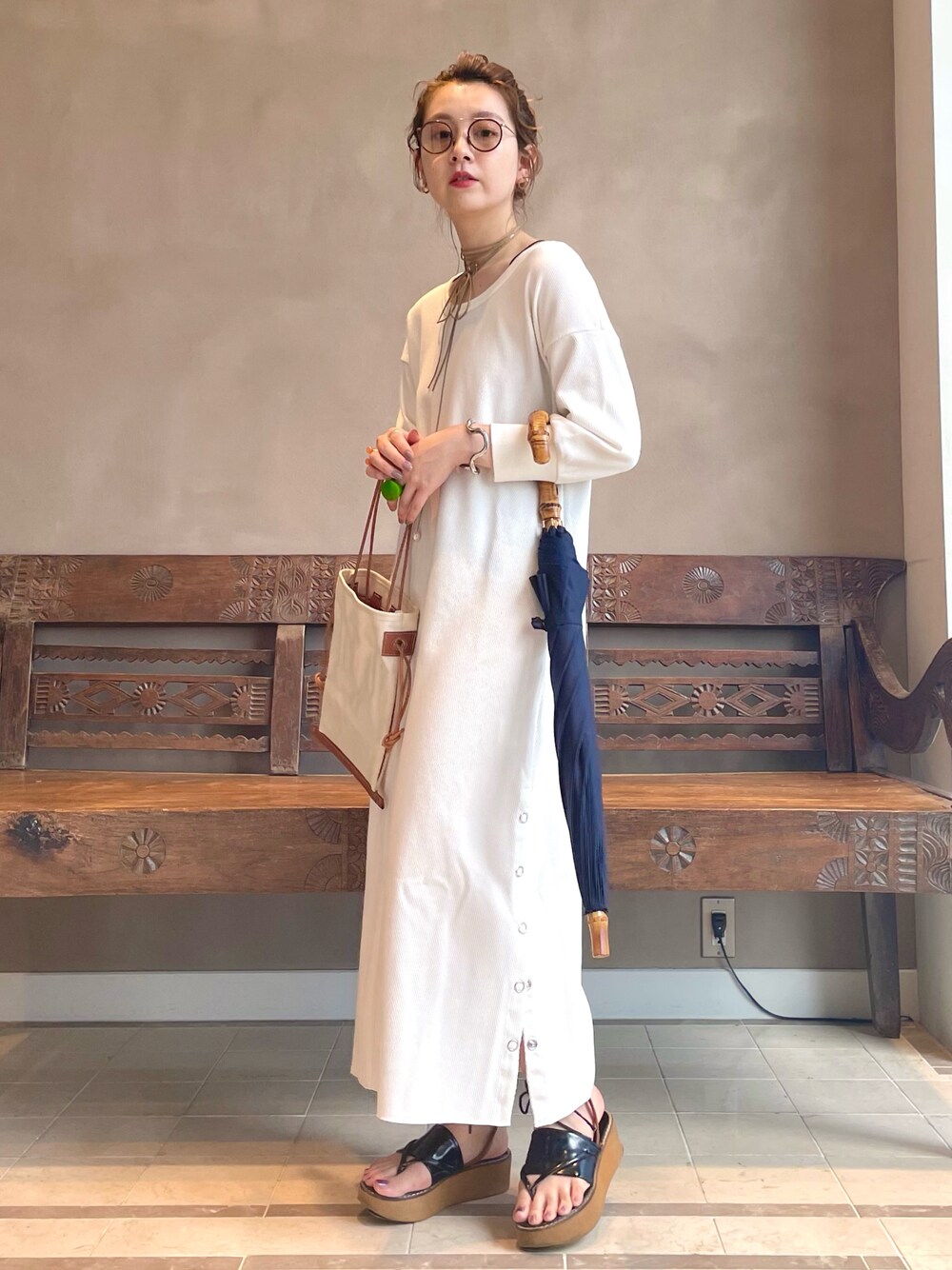 「休日スタイル、オトナカジュアル、夏コーデ、オトナ女子、シンプルコーデ、ワンピース、雨の日コーデ、BEAMS、BEAMS LIGHTS」｜「BEAMS LIGHTSのBEAMS LIGHTS / ハニカム スナップ ワンピース（ワンピース、ホワイト系）」を使った、ウエダ シホさん（レディース・157cm）の夏コーディネートの1枚目の写真
