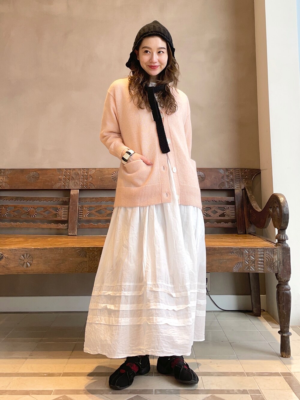 「ニット、ニット帽、BEAMS、冬コーデ、モヘアニット、休日スタイル、BEAMS LIGHTS、大人ガーリー」｜「BEAMS LIGHTSの長屋なぎさ×BEAMS LIGHTS / レース タック ワンピース（ワンピース、ホワイト系）」を使った、ウエダ シホさん（レディース・157cm）の秋コーディネートの1枚目の写真