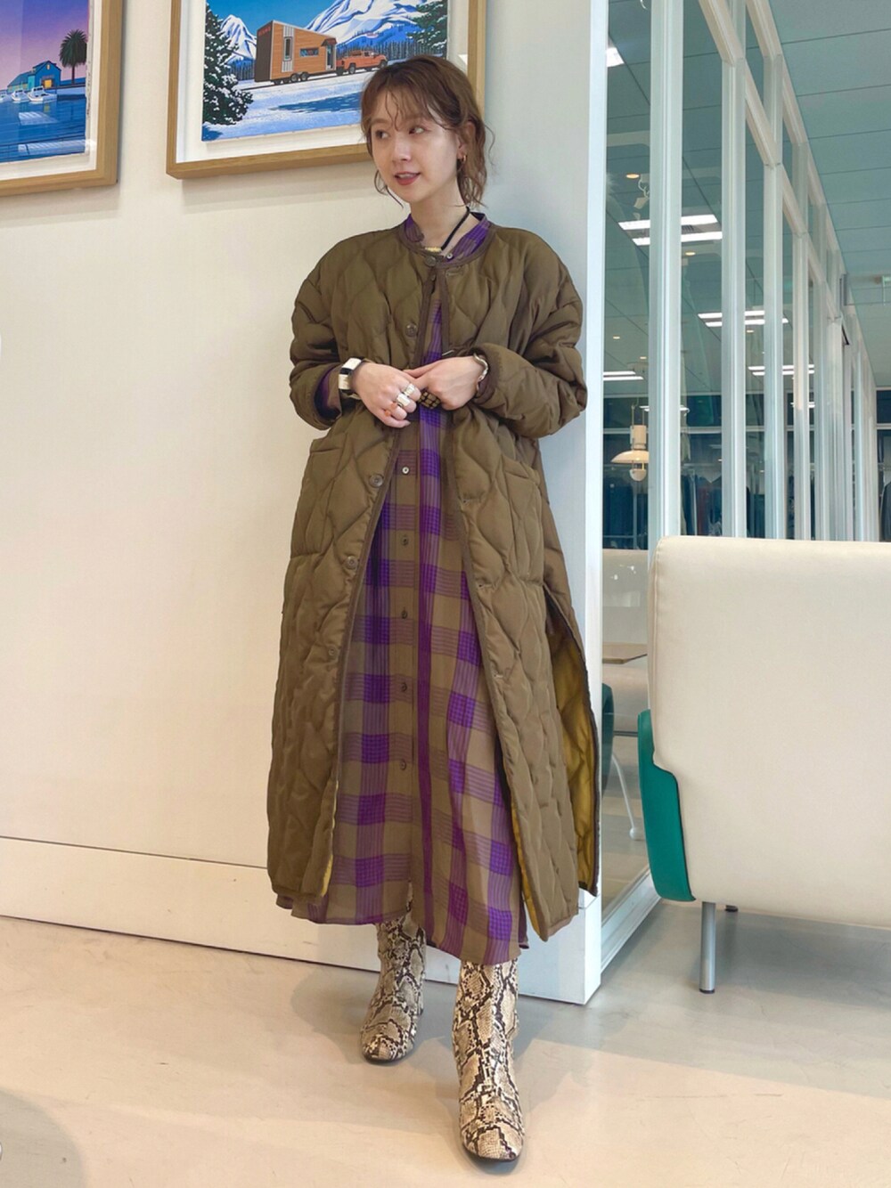「カジュアル、秋のコーデ、BEAMS、休日スタイル、BEAMS LIGHTS、きれいめカジュアル、秋先取りコーデ、秋ワンピース、TAION、TICCA、秋トレンド2021」｜「Demi-Luxe BEAMSのTICCA / チェック レーヨン ノーカラーフレアワンピース（ワンピース、ブラウン系）」を使った、ウエダ シホさん（レディース・157cm）の夏コーディネートの1枚目の写真