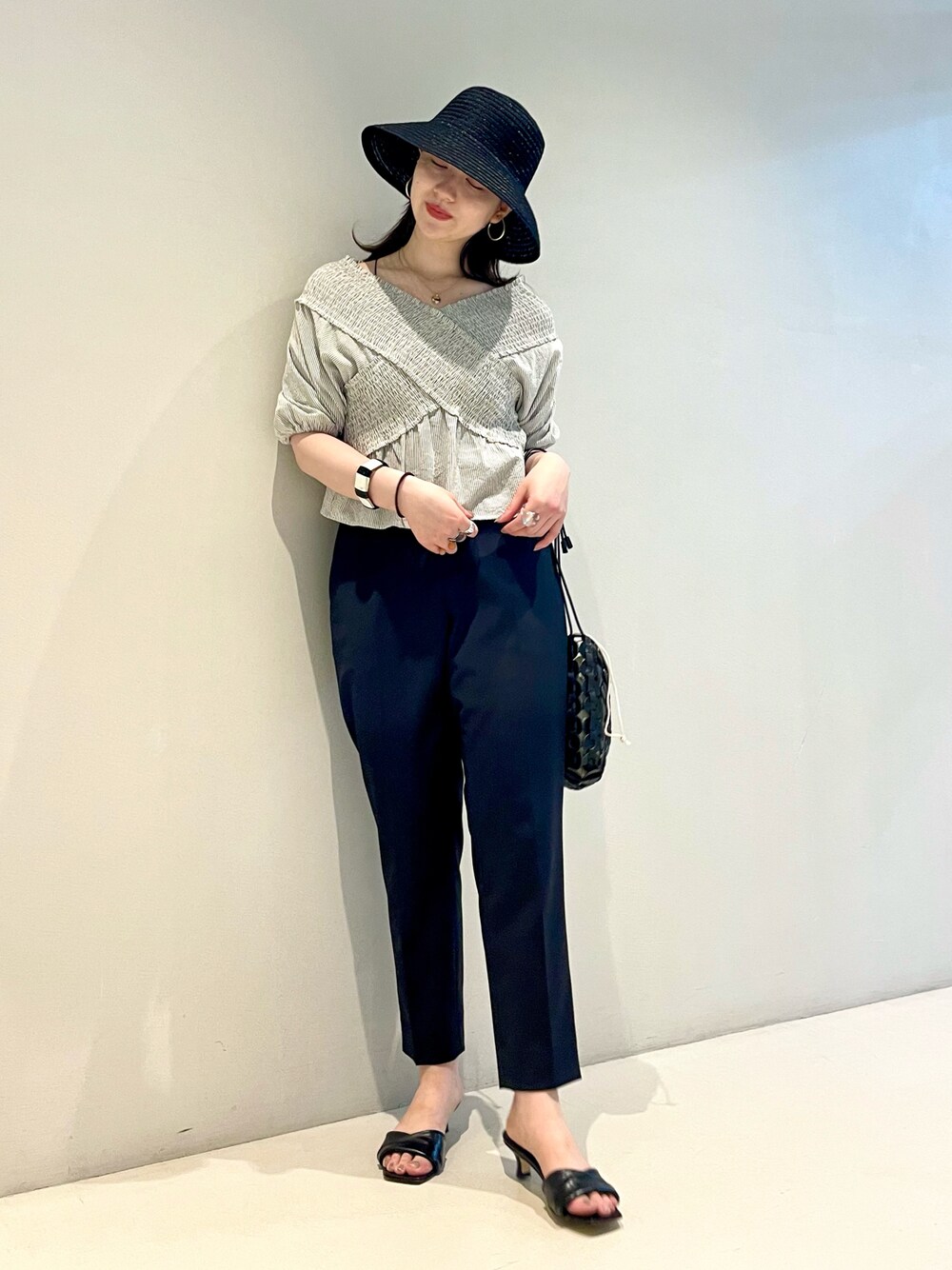「カジュアル、BEAMS、ストライプ、モノトーン、休日スタイル、Ray BEAMS、シンプルコーデ、オトナカジュアル、初夏コーデ、beamsdot」｜「Ray BEAMSのRay BEAMS / ポリ ブレード ハット（ハット、ブラック系）」を使った、ウエダ シホさん（レディース・157cm）の春コーディネートの1枚目の写真