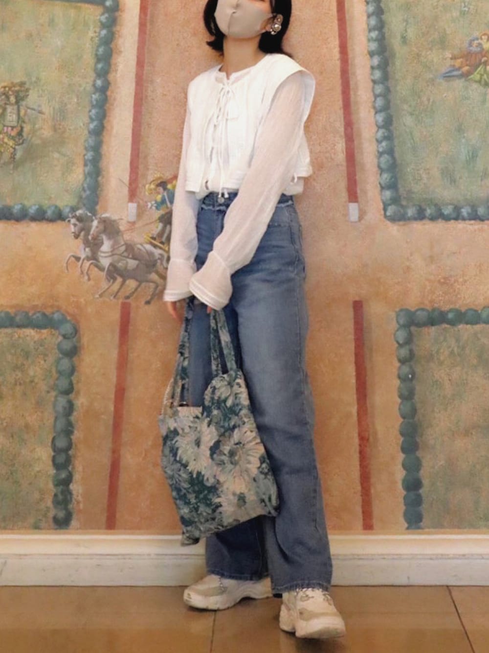 「GRL、23.65、Kastane、shein、スニーカーコーデ、秋服準備はじめました、大人カジュアル、着回しコーデ、Reverie、トートバッグ、デニム、足長効果、カスタネ、ブラウス×デニム、秋コーデ」｜「Kastaneの刺繍フラップ付き３WAYブラウス（シャツ/ブラウス、ホワイト系）」を使った、Minaさん（レディース・162cm）の秋コーディネートの1枚目の写真