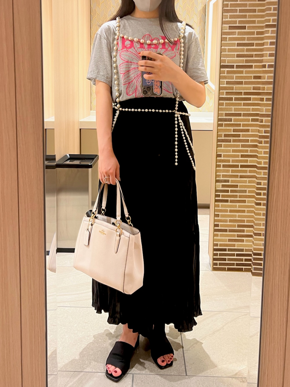 「秋服、Tシャツコーデ、Mardi Mercredi、nairo、litmus、パールハーネス、モノトーンコーデ、韓国ブランド、COACH、サンダルコーデ、夏だ！Tシャツ着よう！、大人カジュアル、カジュアルコーデ、レイヤードスタイル、おでかけコーデ」｜「Mardi Mercrediのアイテム（Tシャツ/カットソー、グレー系）」を使った、Minaさん（レディース・162cm）の秋コーディネートの1枚目の写真